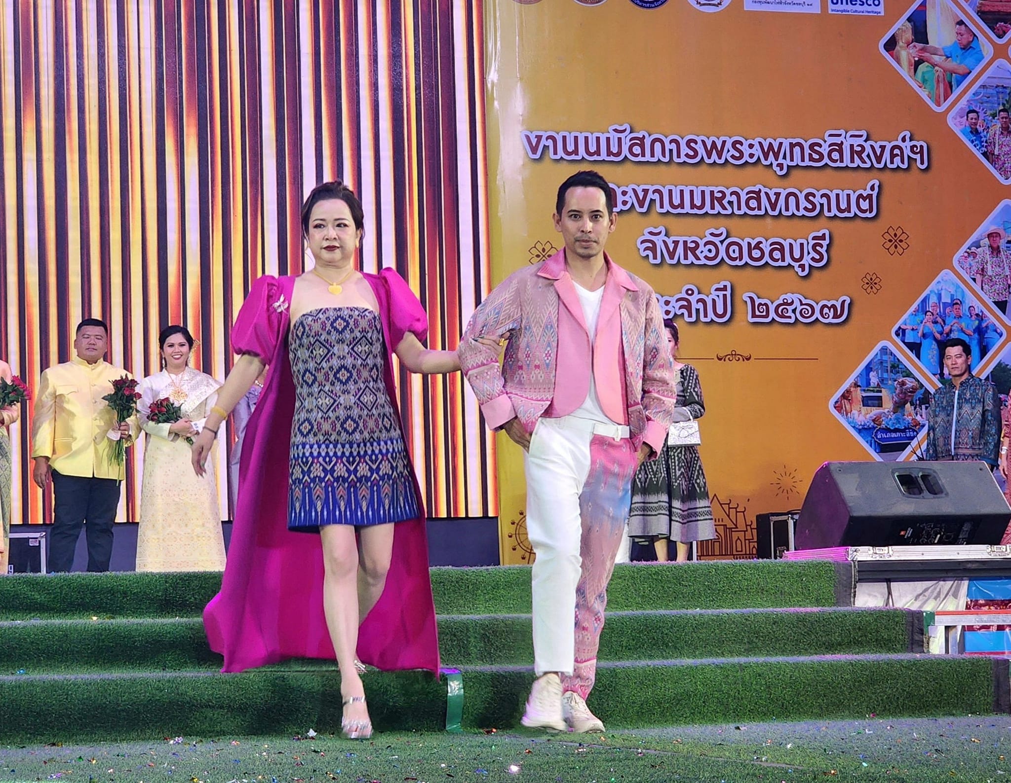 พ่อเมืองชลบุรี นำทีมเดินแบบแต่งกายผ้าไทย ในแนวคิด “ผ้าไทยใส่ให้สนุก” เนื่องในงานมหาสงกรานต์จังหวัดชลบุรี  ประจำปี 2567