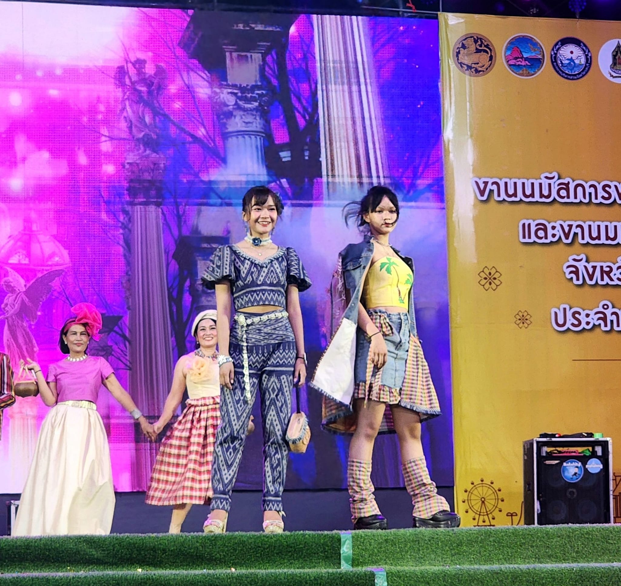 พ่อเมืองชลบุรี นำทีมเดินแบบแต่งกายผ้าไทย ในแนวคิด “ผ้าไทยใส่ให้สนุก” เนื่องในงานมหาสงกรานต์จังหวัดชลบุรี  ประจำปี 2567