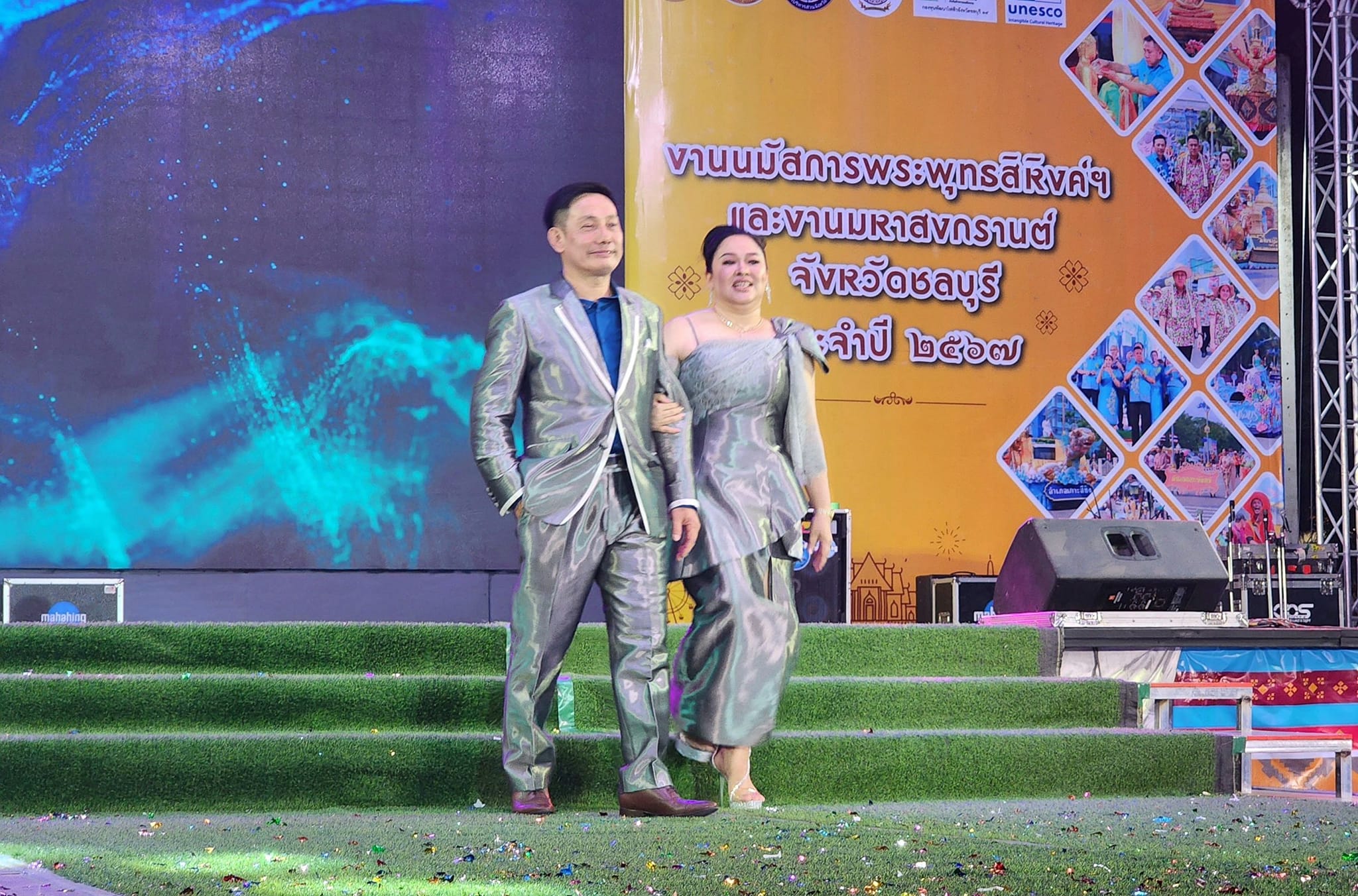 พ่อเมืองชลบุรี นำทีมเดินแบบแต่งกายผ้าไทย ในแนวคิด “ผ้าไทยใส่ให้สนุก” เนื่องในงานมหาสงกรานต์จังหวัดชลบุรี  ประจำปี 2567