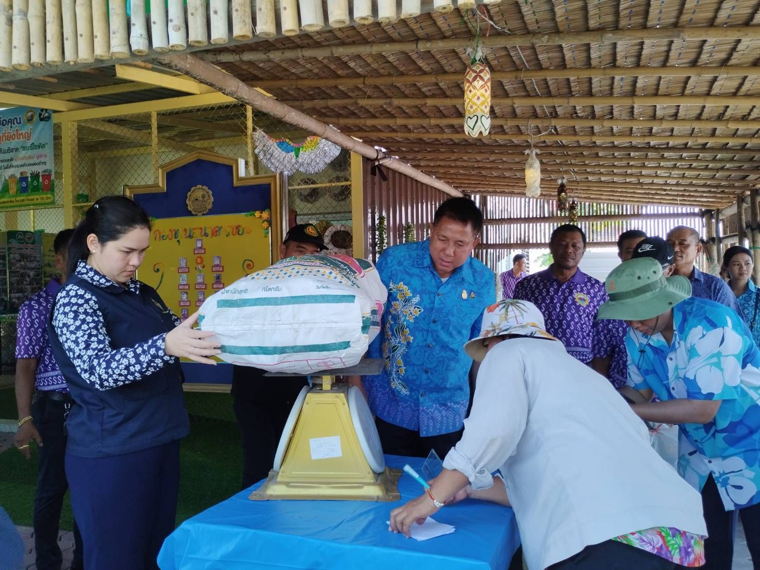พช.ชลบุรี ร่วมกิจกรรมถ่ายทำวิดีทัศน์นำเสนอผลงานการถอดบทเรียนการขับเคลื่อนธนาคารขยะ (Recyclable Waste Bank)