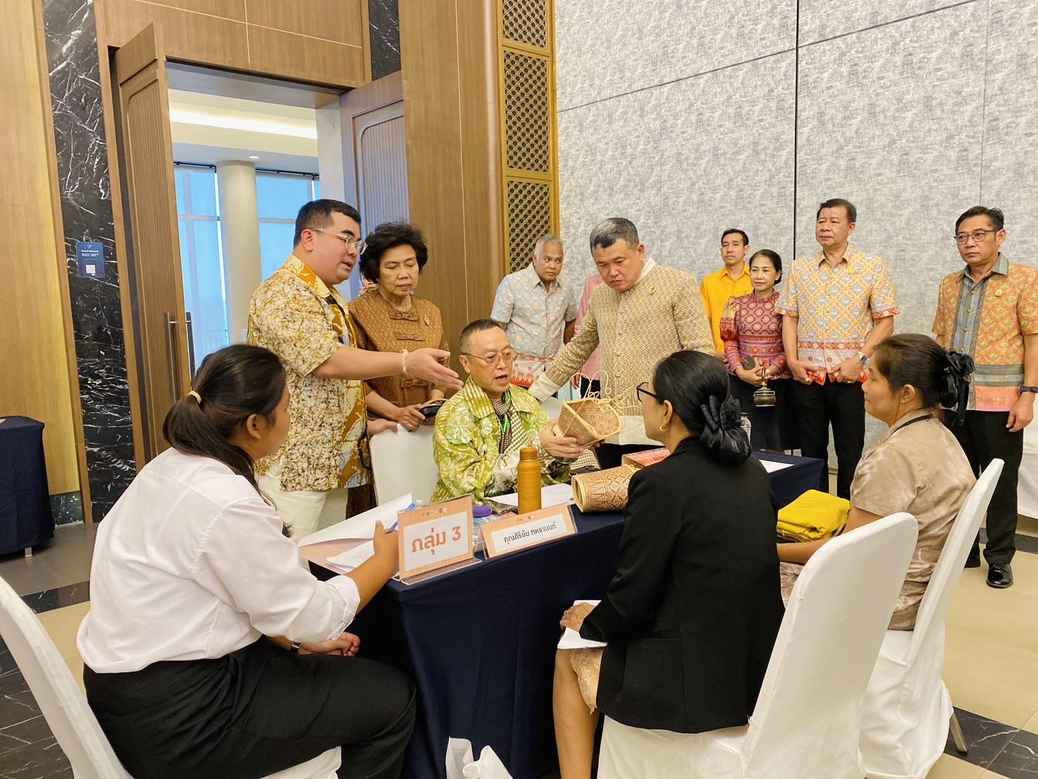 🐋🐋พช. ชลบุรี ร่วมประชุมเชิงปฏิบัติการพัฒนาศักยภาพผู้ผลิต ผู้ประกอบการ OTOP ประเภทผ้า และเครื่องแต่งกาย ช่างทอผ้าและงานหัตถกรรม (Coaching) ผ้าลายพระราชทาน “ผ้าลายสิริวชิราภรณ์” และงานหัตถกรรม จุดดำเนินการที่ 3 จังหวัดพระนครศรีอยุธยา