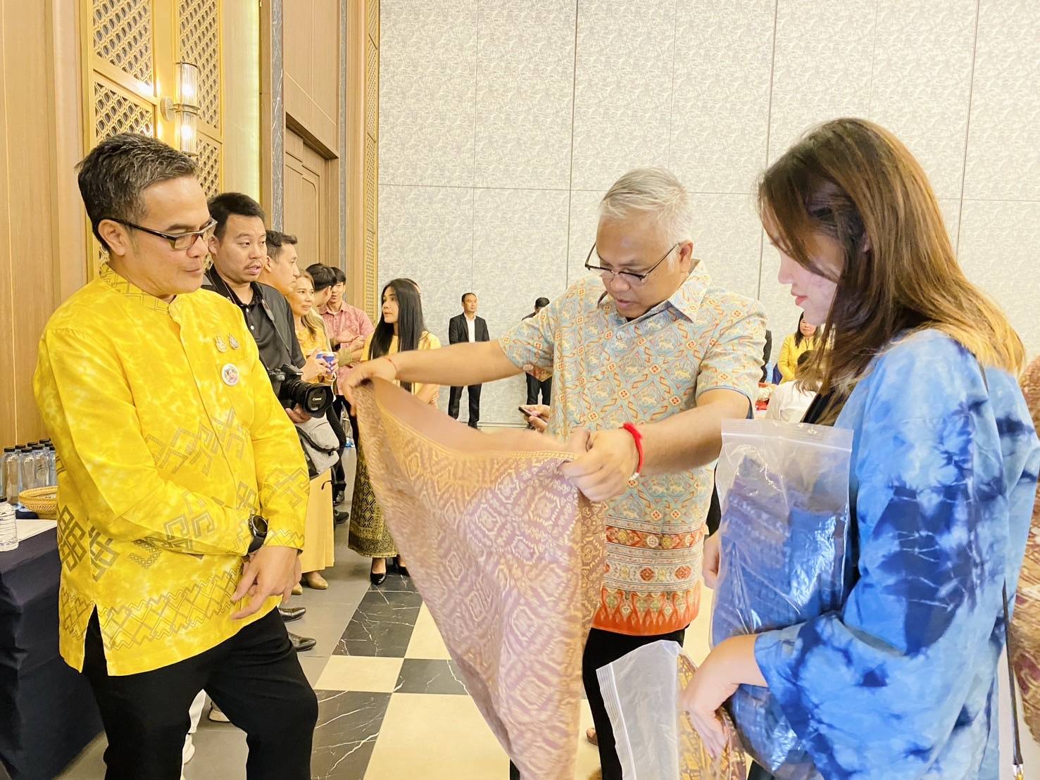 🐋🐋พช. ชลบุรี ร่วมประชุมเชิงปฏิบัติการพัฒนาศักยภาพผู้ผลิต ผู้ประกอบการ OTOP ประเภทผ้า และเครื่องแต่งกาย ช่างทอผ้าและงานหัตถกรรม (Coaching) ผ้าลายพระราชทาน “ผ้าลายสิริวชิราภรณ์” และงานหัตถกรรม จุดดำเนินการที่ 3 จังหวัดพระนครศรีอยุธยา
