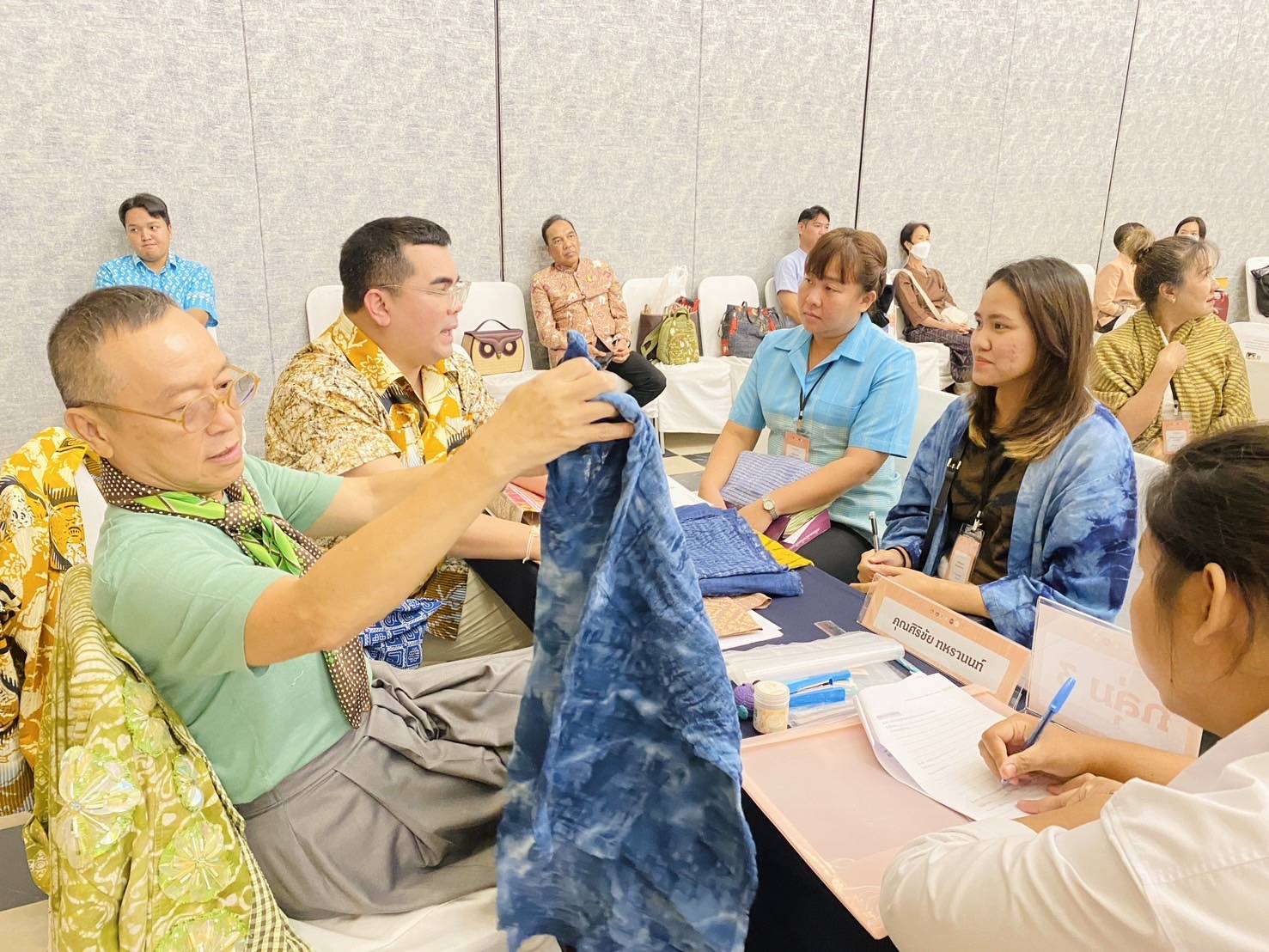 🐋🐋พช. ชลบุรี ร่วมประชุมเชิงปฏิบัติการพัฒนาศักยภาพผู้ผลิต ผู้ประกอบการ OTOP ประเภทผ้า และเครื่องแต่งกาย ช่างทอผ้าและงานหัตถกรรม (Coaching) ผ้าลายพระราชทาน “ผ้าลายสิริวชิราภรณ์” และงานหัตถกรรม จุดดำเนินการที่ 3 จังหวัดพระนครศรีอยุธยา