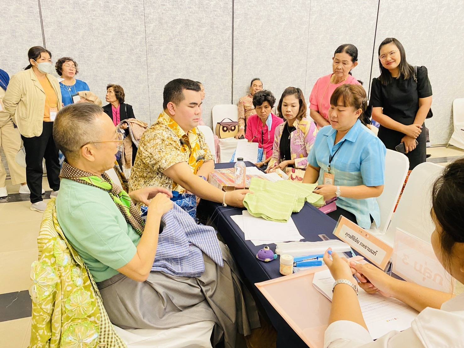 🐋🐋พช. ชลบุรี ร่วมประชุมเชิงปฏิบัติการพัฒนาศักยภาพผู้ผลิต ผู้ประกอบการ OTOP ประเภทผ้า และเครื่องแต่งกาย ช่างทอผ้าและงานหัตถกรรม (Coaching) ผ้าลายพระราชทาน “ผ้าลายสิริวชิราภรณ์” และงานหัตถกรรม จุดดำเนินการที่ 3 จังหวัดพระนครศรีอยุธยา