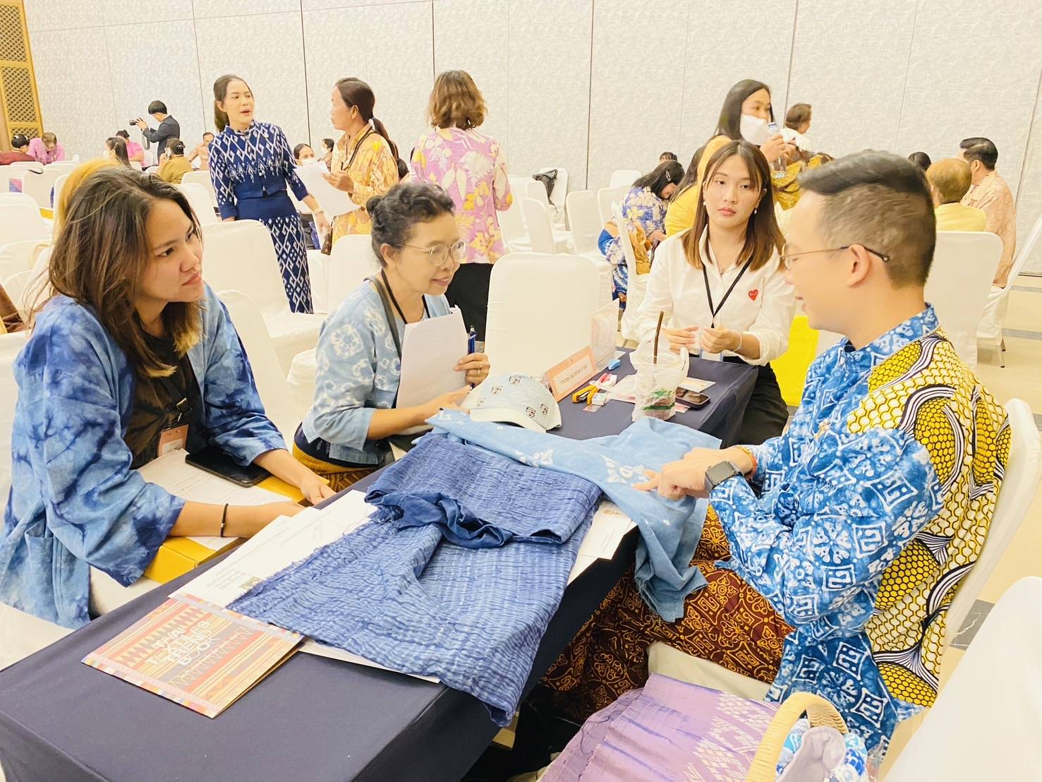 🐋🐋พช. ชลบุรี ร่วมประชุมเชิงปฏิบัติการพัฒนาศักยภาพผู้ผลิต ผู้ประกอบการ OTOP ประเภทผ้า และเครื่องแต่งกาย ช่างทอผ้าและงานหัตถกรรม (Coaching) ผ้าลายพระราชทาน “ผ้าลายสิริวชิราภรณ์” และงานหัตถกรรม จุดดำเนินการที่ 3 จังหวัดพระนครศรีอยุธยา