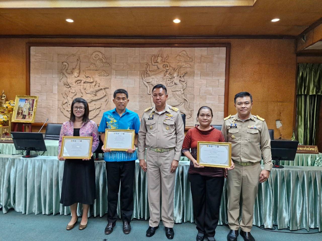 📍พัฒนาการจังหวัดชลบุรี ร่วมประชุมคณะกรมการจังหวัด หัวหน้าส่วนราชการประจำจังหวัดชลบุรี ครั้งที่ 5/2567 ประจำเดือนพฤษภาคม 2567 และการมอบโล่เกียรติคุณแก่ผู้ผ่านการคัดเลือกการประกวดสุดยอดผ้าจังหวัด ประจำปี 2567