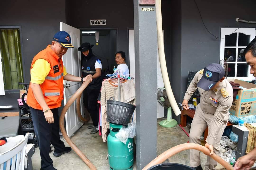 💠💠พช.ชลบุรี ร่วมลงพื้นที่ตรวจติดตามและให้ความช่วยเหลือประชาชนบนพื้นที่เกาะล้าน กรณีสถานการณ์ขาดแคลนน้ำเพื่อการอุปโภคบริโภคบนพื้นที่เกาะล้าน