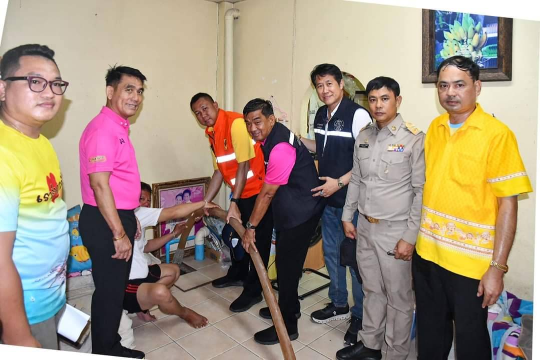 💠💠พช.ชลบุรี ร่วมลงพื้นที่ตรวจติดตามและให้ความช่วยเหลือประชาชนบนพื้นที่เกาะล้าน กรณีสถานการณ์ขาดแคลนน้ำเพื่อการอุปโภคบริโภคบนพื้นที่เกาะล้าน