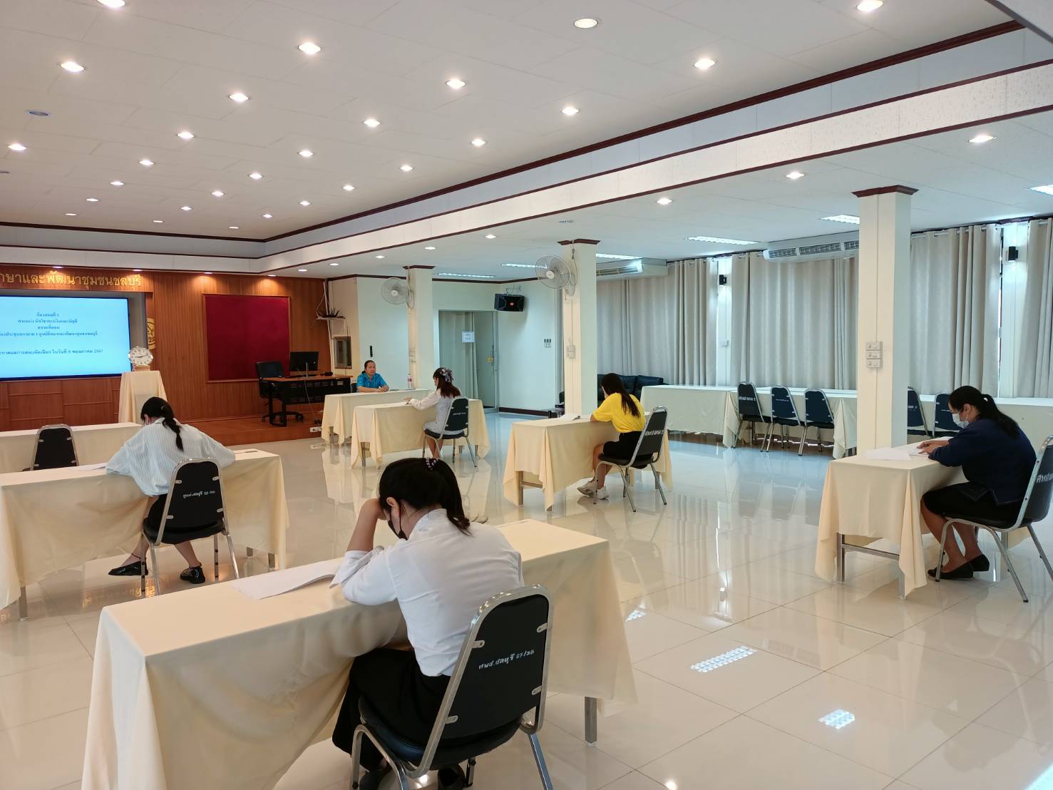 พช.ชลบุรี ดำเนินการสอบคัดสรรเป็นพนักงานกองทุน สังกัดสำนักงานเลขานุการคณะกรรมการคณะอนุกรรมการบริหารกองทุนพัฒนาสตรีระดับจังหวัด จังหวัดชลบุรี