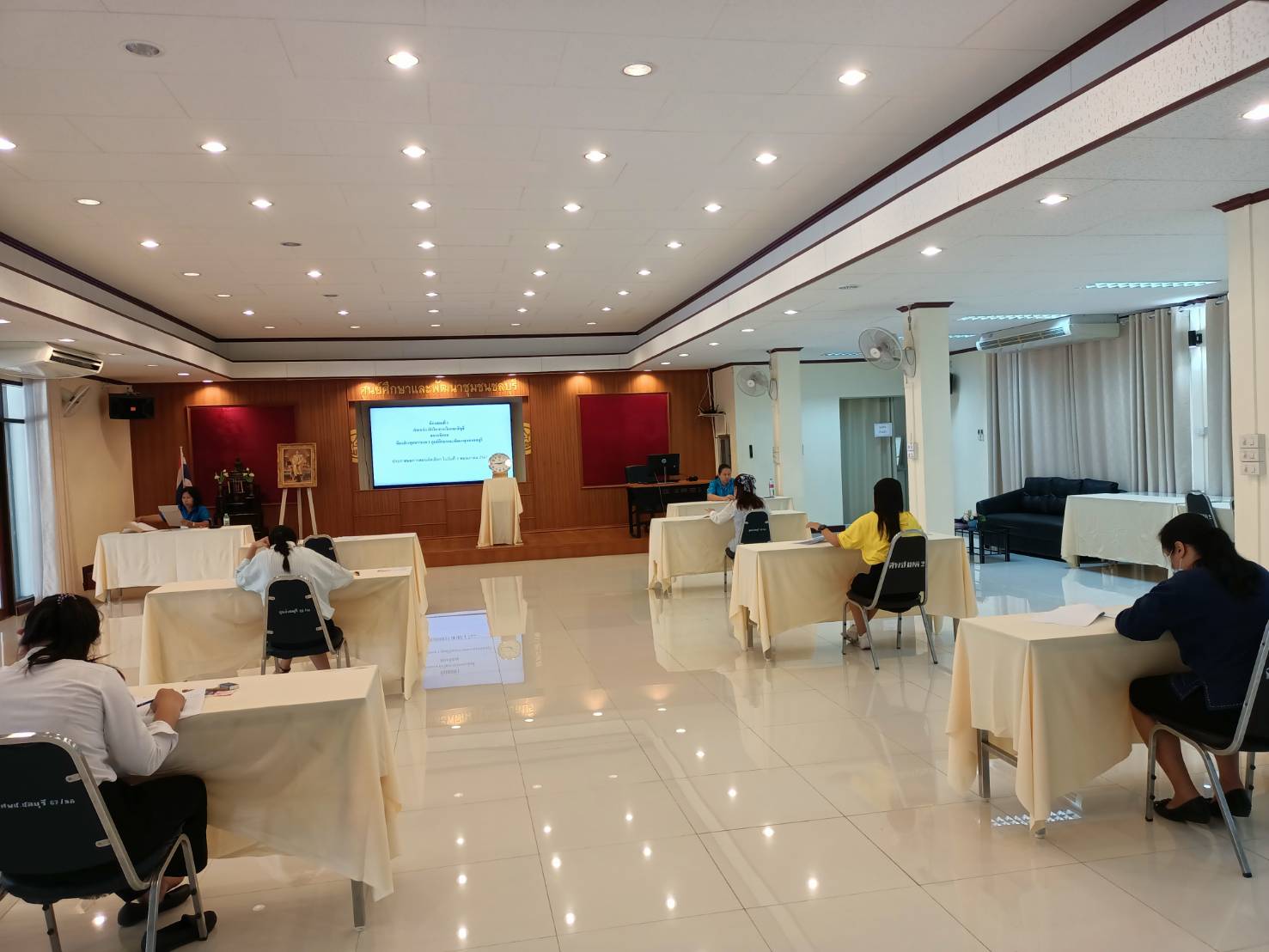 พช.ชลบุรี ดำเนินการสอบคัดสรรเป็นพนักงานกองทุน สังกัดสำนักงานเลขานุการคณะกรรมการคณะอนุกรรมการบริหารกองทุนพัฒนาสตรีระดับจังหวัด จังหวัดชลบุรี