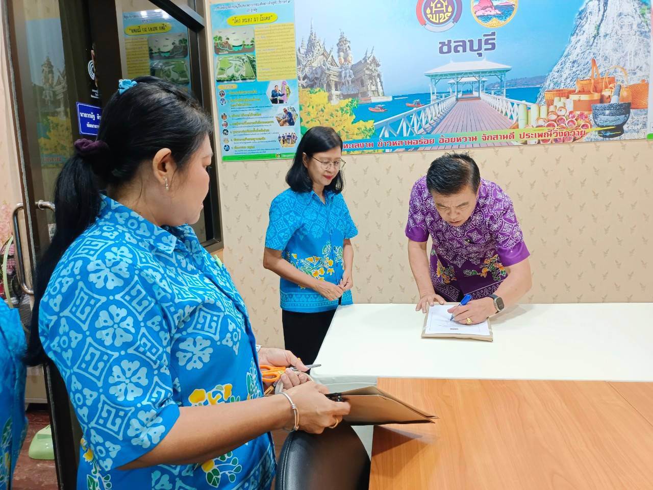 พช.ชลบุรี ดำเนินการสอบคัดสรรเป็นพนักงานกองทุน สังกัดสำนักงานเลขานุการคณะกรรมการคณะอนุกรรมการบริหารกองทุนพัฒนาสตรีระดับจังหวัด จังหวัดชลบุรี