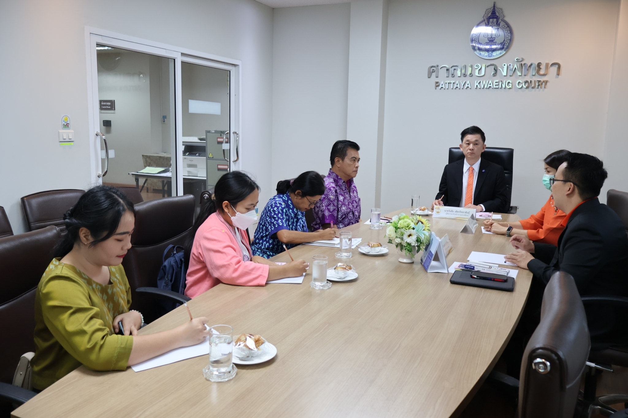 🖍🖍พช.ชลบุรี เข้าหารือแนวทางการดำเนินการเกี่ยวกับการไกล่เกลี่ยก่อนฟ้องของกองทุนพัฒนาบทบาทสตรี