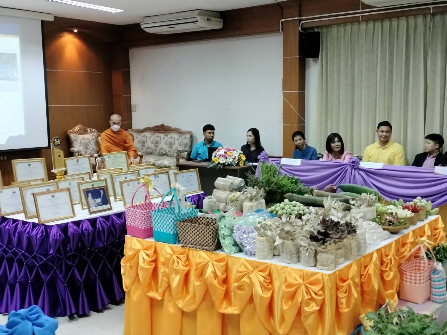 ✨📣พช.ชลบุรี ลงพื้นที่คัดสรรกิจกรรมพัฒนาชุมชนดีเด่นระดับจังหวัด ประจำปี 2567 และคัดเลือกคนกองทุนพัฒนาบทบาทสตรีดีเด่นระดับจังหวัด ตามโครงการเชิดชูเกียรติคนกองทุนพัฒนาบทบาทสตรี ประจำปี 2567 ✨