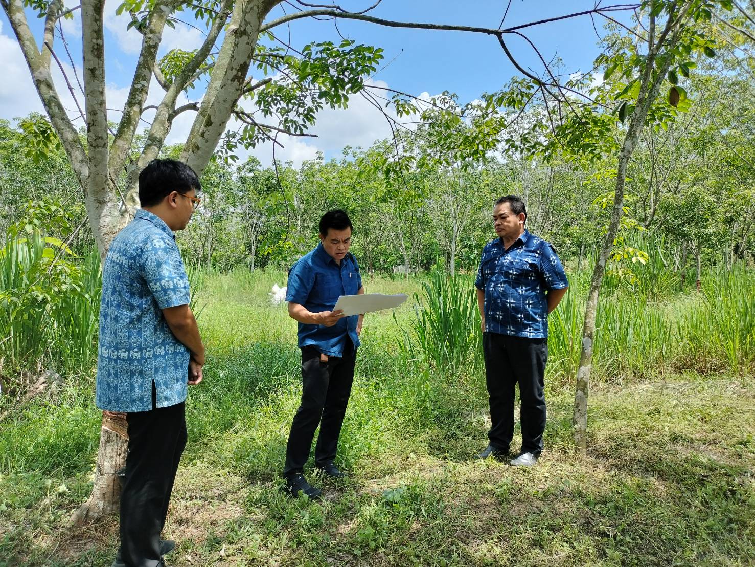 📣📣พช.ชลบุรี ลงพื้นที่สำรวจความพร้อมในการขุดปรับพื้นที่ของแปลงที่เข้าร่วมโครงการพัฒนาหมู่บ้านเศรษฐกิจพอเพียง ประจำปี 2567