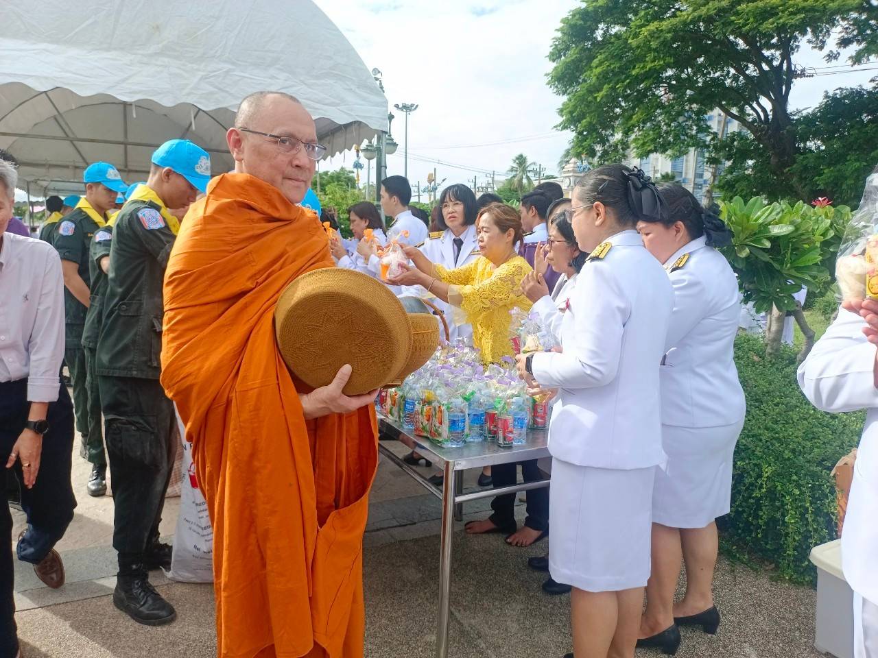 🎗🎗พช. ชลบุรี ร่วมพิธีทำบุญตักบาตรเพื่อถวายเป็นพระราชกุศล เนื่องในโอกาสวันเฉลิมพระชนมพรรษา สมเด็จพระนางเจ้าสุทิดา พัชรสุธาพิมลลักษณ พระบรมราชินี 3 มิถุนายน 2567