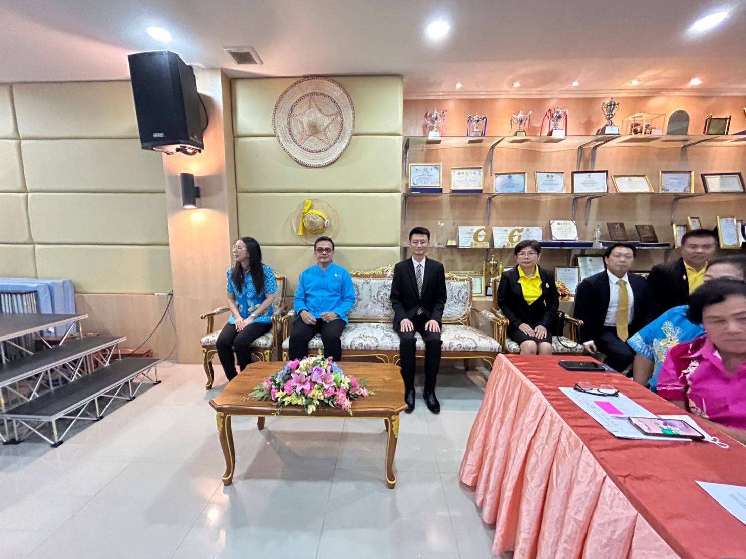 📣📣พช.ชลบุรีร่วมกับศาลแขวงชลบุรี จัดกิจกรรม แก้หนี้ แก้จน คนกองทุนพัฒนาบทบาทสตรี และกิจกรรมเผยแพร่ความรู้กฎหมาย และสนับสนุนให้ประชาชนหรือลูกหนี้ มีโอกาสในการเจรจาหนี้กับเจ้าหนี้หรือสถาบันการเงินต่าง ๆ ตามโครงการไกล่เกลี่ยก่อนฟ้อง ที่พึ่งแรกของประชาชน เฉลิมพระเกียรติพระบาทสมเด็จพระเจ้าอยู่หัวฯ เนื่องในโอกาสพระราชพิธีมหามงคลเฉลิมพระชนมพรรษา 6 รอบ 28 กรกฎาคม 2567