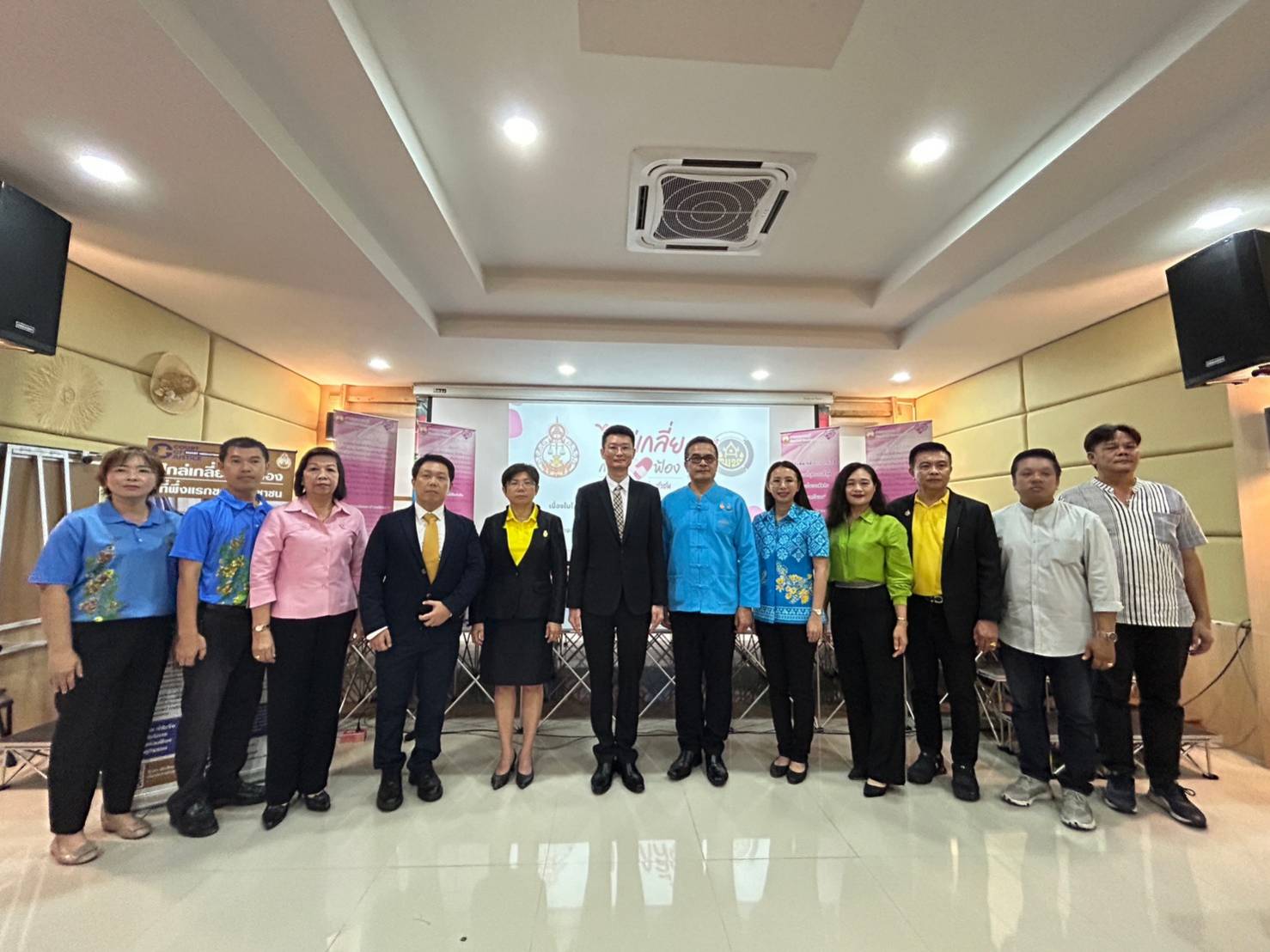 📣📣พช.ชลบุรีร่วมกับศาลแขวงชลบุรี จัดกิจกรรม แก้หนี้ แก้จน คนกองทุนพัฒนาบทบาทสตรี และกิจกรรมเผยแพร่ความรู้กฎหมาย และสนับสนุนให้ประชาชนหรือลูกหนี้ มีโอกาสในการเจรจาหนี้กับเจ้าหนี้หรือสถาบันการเงินต่าง ๆ ตามโครงการไกล่เกลี่ยก่อนฟ้อง ที่พึ่งแรกของประชาชน เฉลิมพระเกียรติพระบาทสมเด็จพระเจ้าอยู่หัวฯ เนื่องในโอกาสพระราชพิธีมหามงคลเฉลิมพระชนมพรรษา 6 รอบ 28 กรกฎาคม 2567