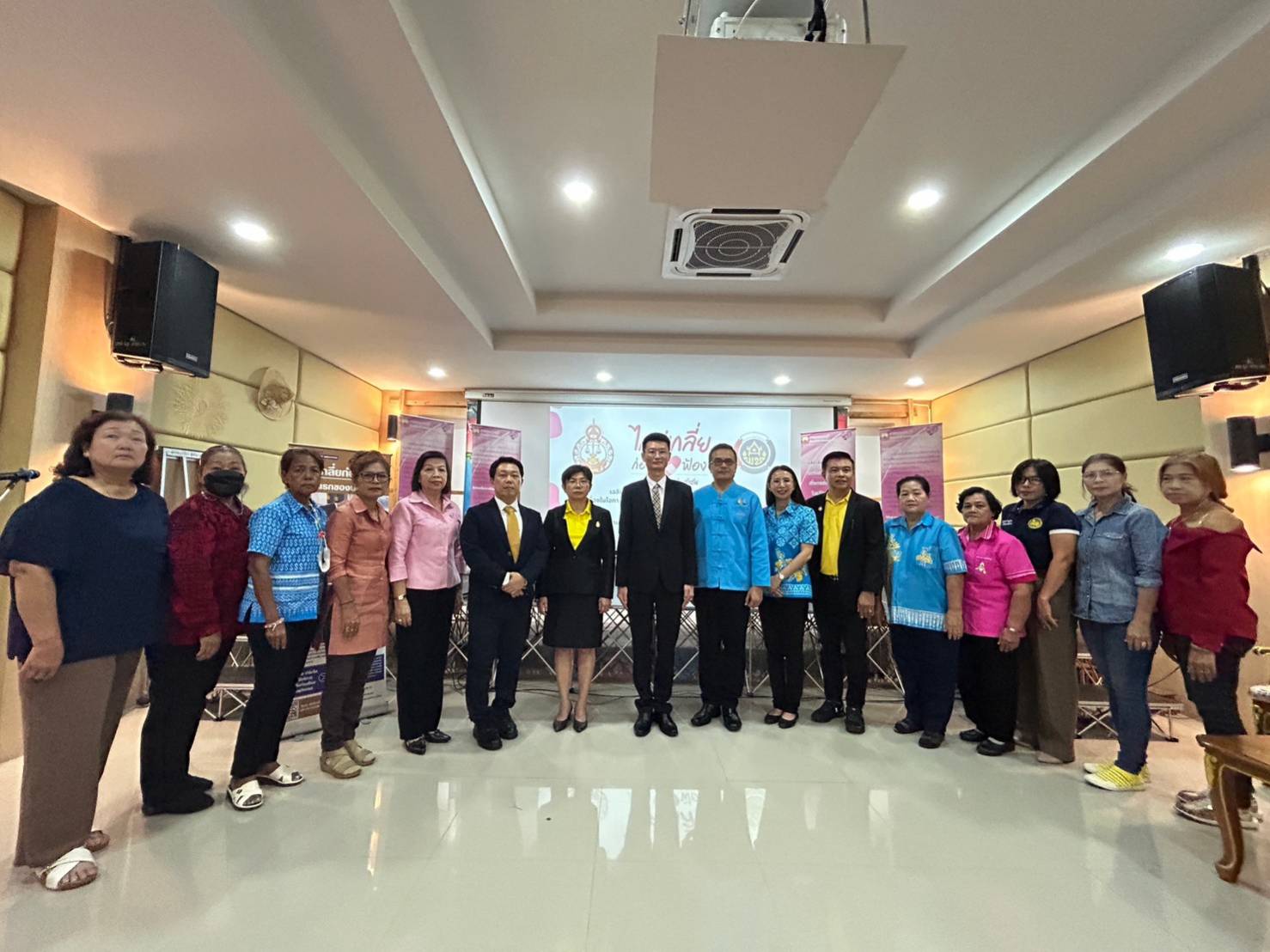 📣📣พช.ชลบุรีร่วมกับศาลแขวงชลบุรี จัดกิจกรรม แก้หนี้ แก้จน คนกองทุนพัฒนาบทบาทสตรี และกิจกรรมเผยแพร่ความรู้กฎหมาย และสนับสนุนให้ประชาชนหรือลูกหนี้ มีโอกาสในการเจรจาหนี้กับเจ้าหนี้หรือสถาบันการเงินต่าง ๆ ตามโครงการไกล่เกลี่ยก่อนฟ้อง ที่พึ่งแรกของประชาชน เฉลิมพระเกียรติพระบาทสมเด็จพระเจ้าอยู่หัวฯ เนื่องในโอกาสพระราชพิธีมหามงคลเฉลิมพระชนมพรรษา 6 รอบ 28 กรกฎาคม 2567