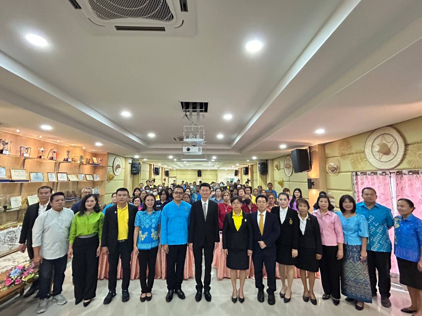 📣📣พช.ชลบุรีร่วมกับศาลแขวงชลบุรี จัดกิจกรรม แก้หนี้ แก้จน คนกองทุนพัฒนาบทบาทสตรี และกิจกรรมเผยแพร่ความรู้กฎหมาย และสนับสนุนให้ประชาชนหรือลูกหนี้ มีโอกาสในการเจรจาหนี้กับเจ้าหนี้หรือสถาบันการเงินต่าง ๆ ตามโครงการไกล่เกลี่ยก่อนฟ้อง ที่พึ่งแรกของประชาชน เฉลิมพระเกียรติพระบาทสมเด็จพระเจ้าอยู่หัวฯ เนื่องในโอกาสพระราชพิธีมหามงคลเฉลิมพระชนมพรรษา 6 รอบ 28 กรกฎาคม 2567