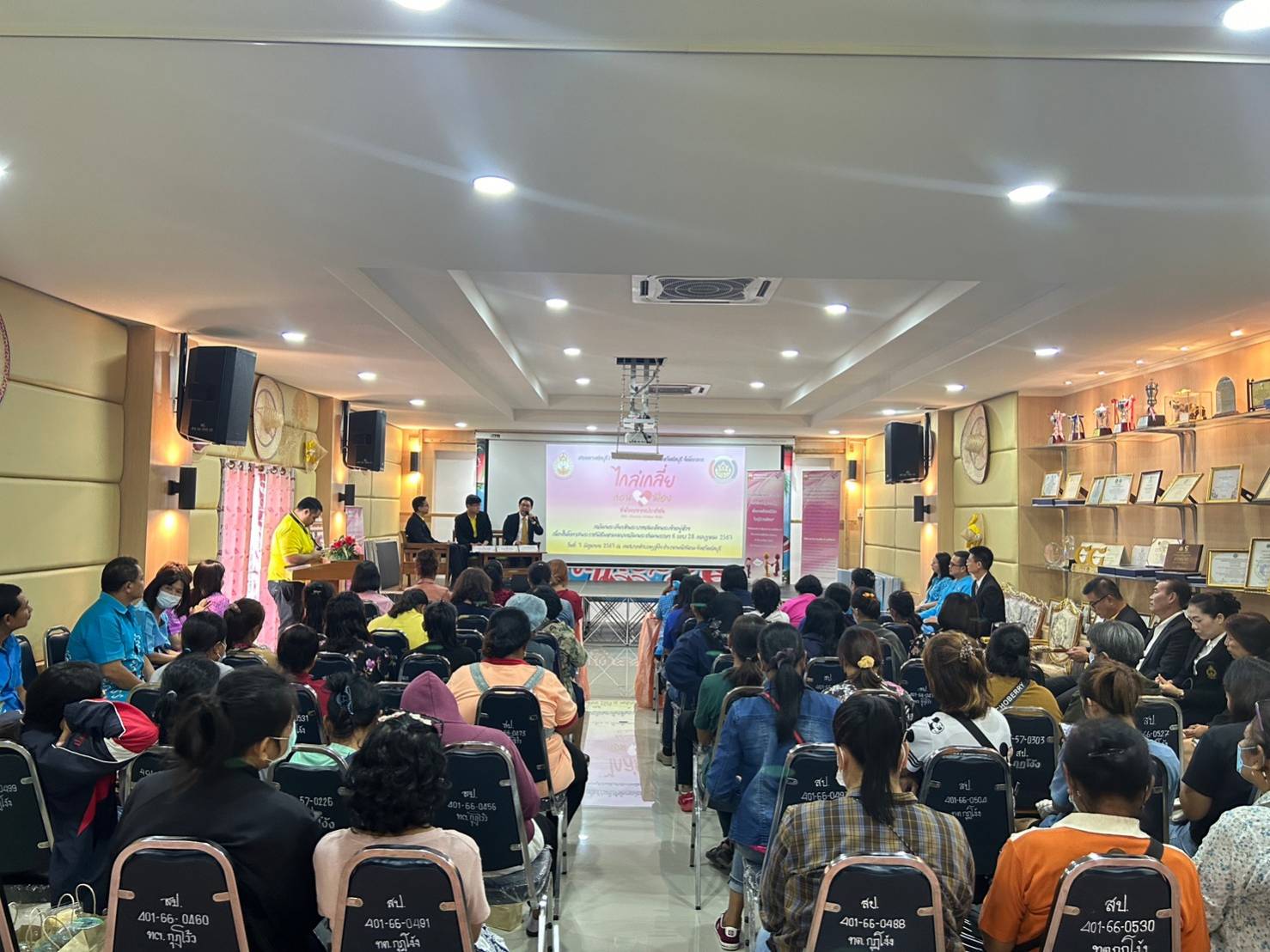 📣📣พช.ชลบุรีร่วมกับศาลแขวงชลบุรี จัดกิจกรรม แก้หนี้ แก้จน คนกองทุนพัฒนาบทบาทสตรี และกิจกรรมเผยแพร่ความรู้กฎหมาย และสนับสนุนให้ประชาชนหรือลูกหนี้ มีโอกาสในการเจรจาหนี้กับเจ้าหนี้หรือสถาบันการเงินต่าง ๆ ตามโครงการไกล่เกลี่ยก่อนฟ้อง ที่พึ่งแรกของประชาชน เฉลิมพระเกียรติพระบาทสมเด็จพระเจ้าอยู่หัวฯ เนื่องในโอกาสพระราชพิธีมหามงคลเฉลิมพระชนมพรรษา 6 รอบ 28 กรกฎาคม 2567