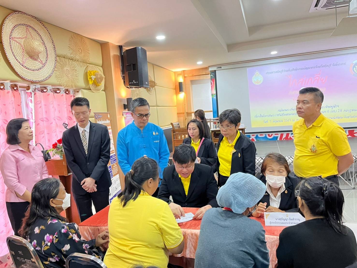 📣📣พช.ชลบุรีร่วมกับศาลแขวงชลบุรี จัดกิจกรรม แก้หนี้ แก้จน คนกองทุนพัฒนาบทบาทสตรี และกิจกรรมเผยแพร่ความรู้กฎหมาย และสนับสนุนให้ประชาชนหรือลูกหนี้ มีโอกาสในการเจรจาหนี้กับเจ้าหนี้หรือสถาบันการเงินต่าง ๆ ตามโครงการไกล่เกลี่ยก่อนฟ้อง ที่พึ่งแรกของประชาชน เฉลิมพระเกียรติพระบาทสมเด็จพระเจ้าอยู่หัวฯ เนื่องในโอกาสพระราชพิธีมหามงคลเฉลิมพระชนมพรรษา 6 รอบ 28 กรกฎาคม 2567