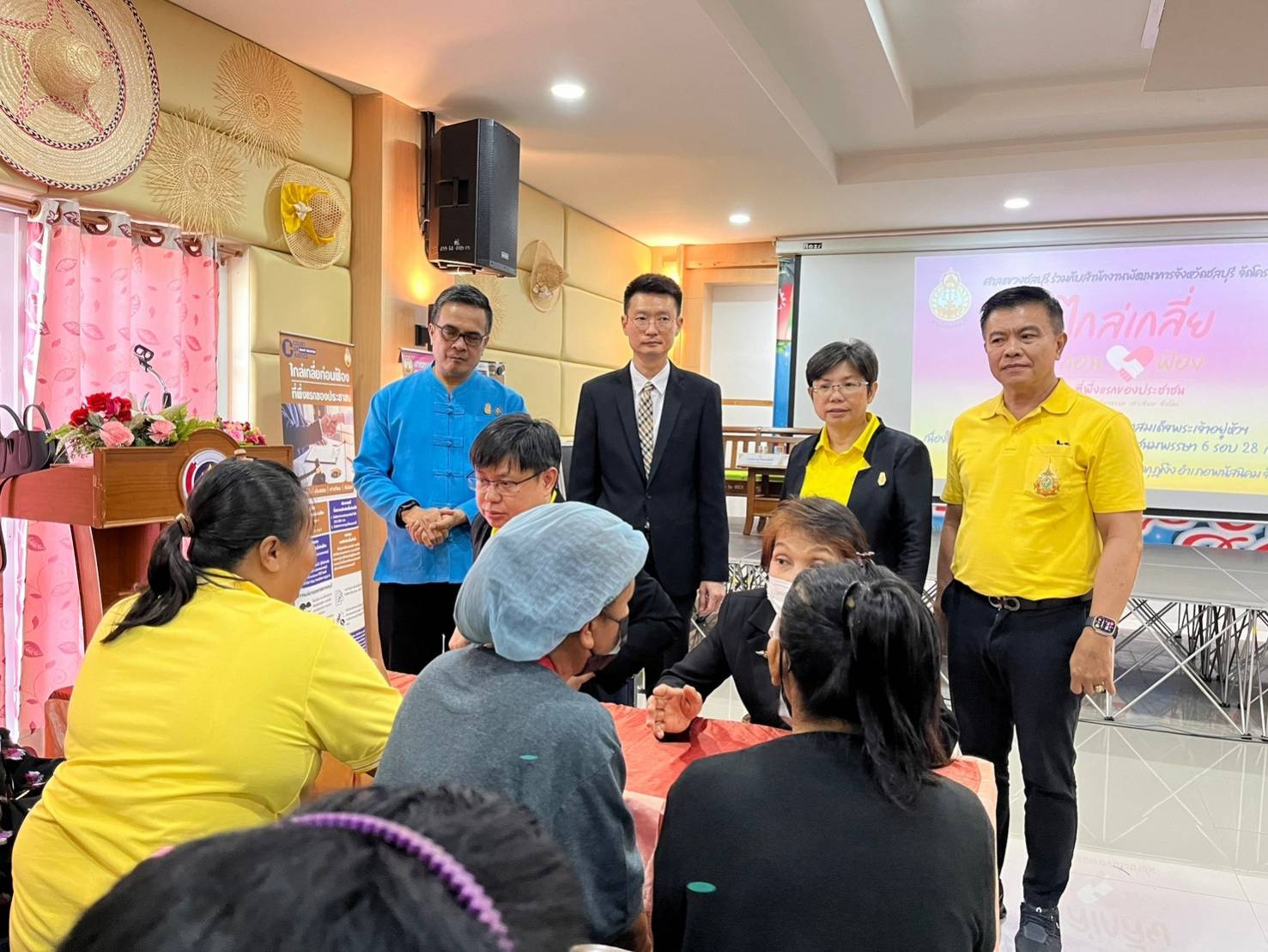 📣📣พช.ชลบุรีร่วมกับศาลแขวงชลบุรี จัดกิจกรรม แก้หนี้ แก้จน คนกองทุนพัฒนาบทบาทสตรี และกิจกรรมเผยแพร่ความรู้กฎหมาย และสนับสนุนให้ประชาชนหรือลูกหนี้ มีโอกาสในการเจรจาหนี้กับเจ้าหนี้หรือสถาบันการเงินต่าง ๆ ตามโครงการไกล่เกลี่ยก่อนฟ้อง ที่พึ่งแรกของประชาชน เฉลิมพระเกียรติพระบาทสมเด็จพระเจ้าอยู่หัวฯ เนื่องในโอกาสพระราชพิธีมหามงคลเฉลิมพระชนมพรรษา 6 รอบ 28 กรกฎาคม 2567