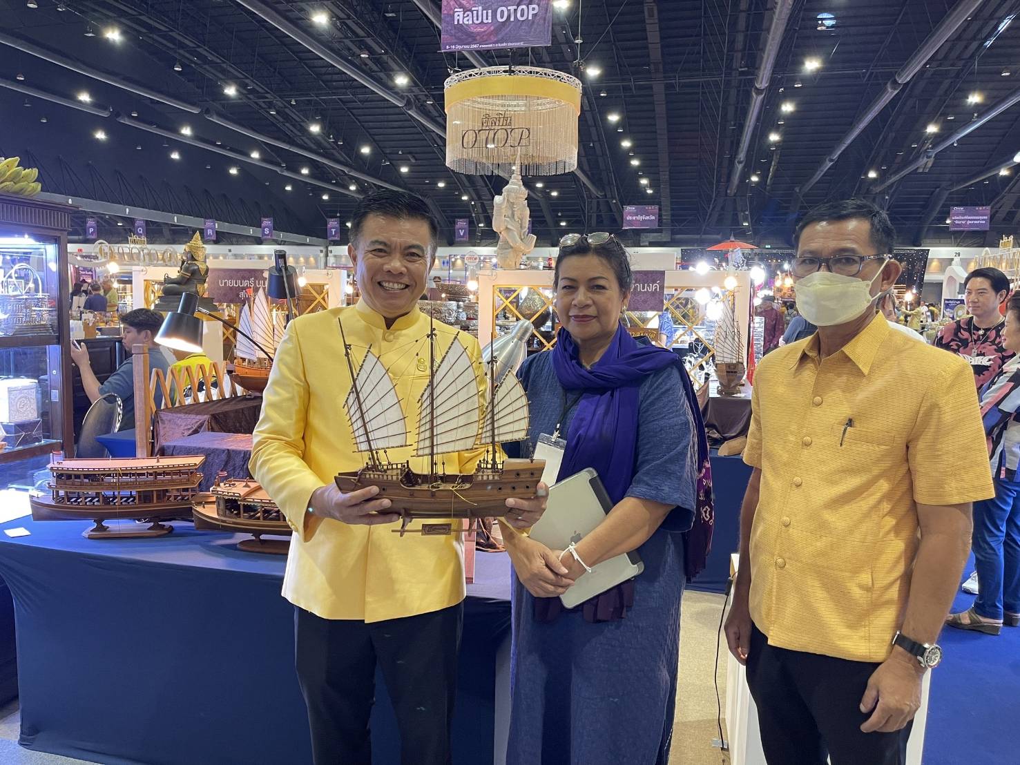 📚📚พช.ชลบุรี ร่วมพิธีเปิดงาน “OTOP Midyear 2024 หลากหลายผลิตภัณฑ์ สีสันภูมิปัญญาไทย”