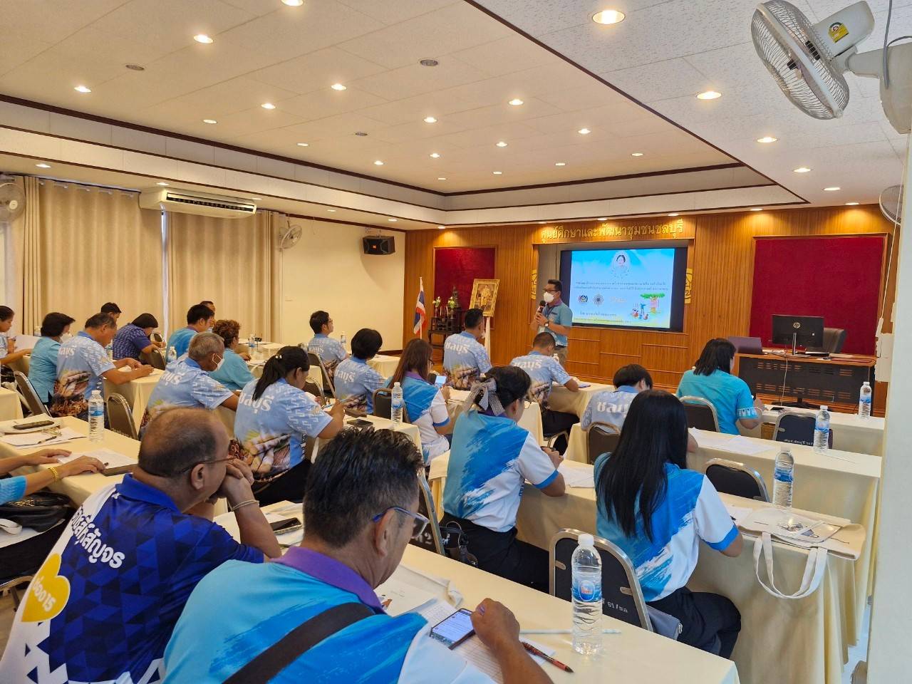 📣📣พช.ชลบุรี ดำเนินโครงการเครือข่ายกองทุนแม่ของแผ่นดินหนุนเสริมความเข้มแข็งหมู่บ้าน/ชุมชน  สู่การเป็นพื้นที่ปลอดภัยจากยาเสพติด  กิจกรรม พัฒนาศักยภาพคณะกรรมการเครือข่ายกองทุนแม่ของแผ่นดินระดับจังหวัด