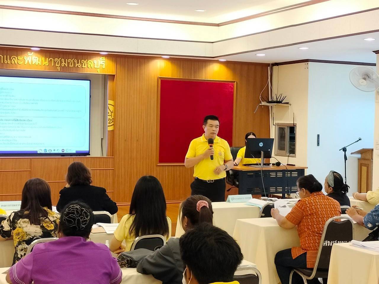 🎗🎗จังหวัดชลบุรี จัดประชุมเชิงปฏิบัติการให้ความรู้แก่ผู้ผลิต ผู้ประกอบการ OTOP ในการส่งเสริมและพัฒนาผลิตภัณฑ์