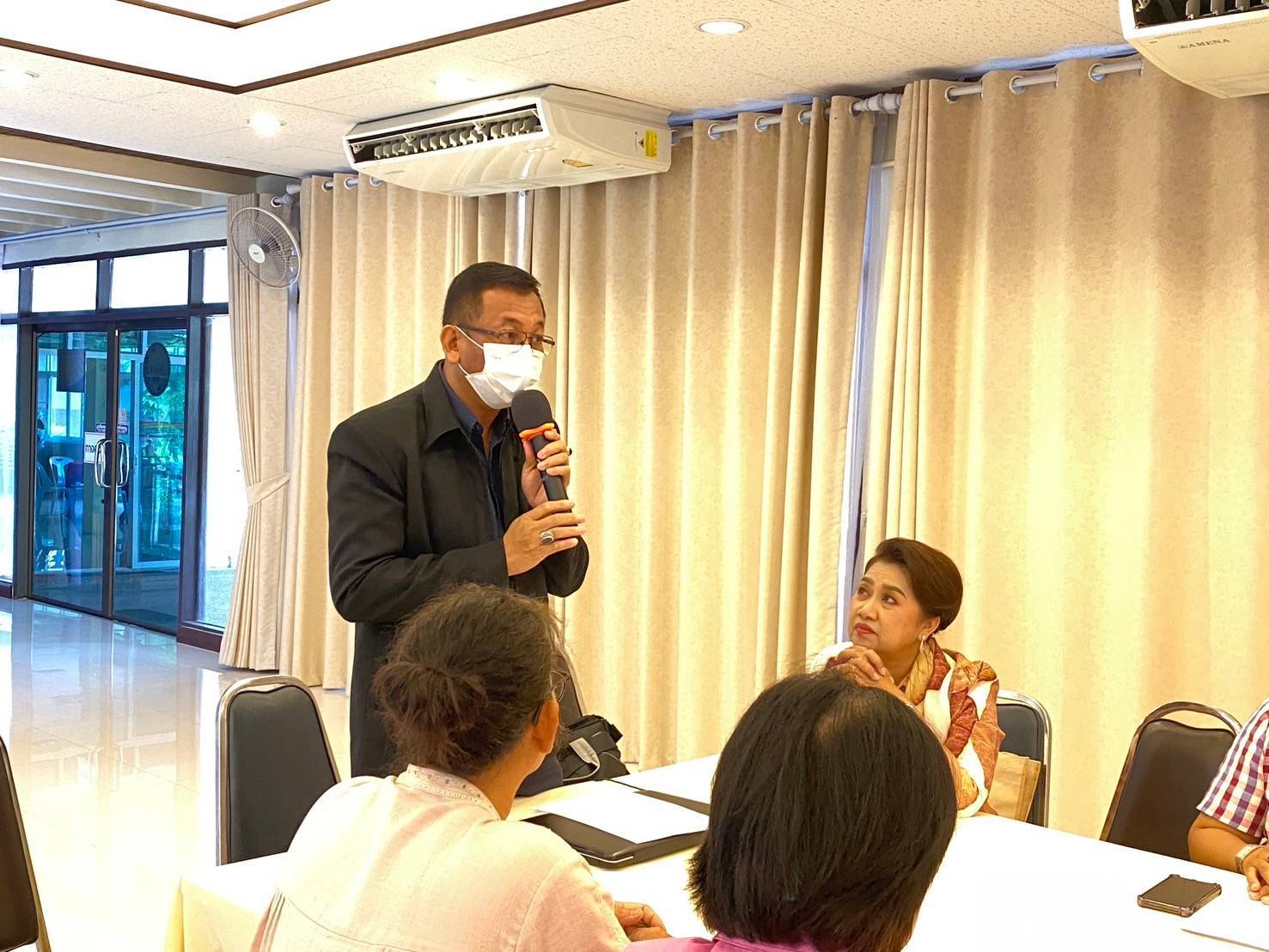 🎗🎗จังหวัดชลบุรี จัดประชุมเชิงปฏิบัติการให้ความรู้แก่ผู้ผลิต ผู้ประกอบการ OTOP ในการส่งเสริมและพัฒนาผลิตภัณฑ์