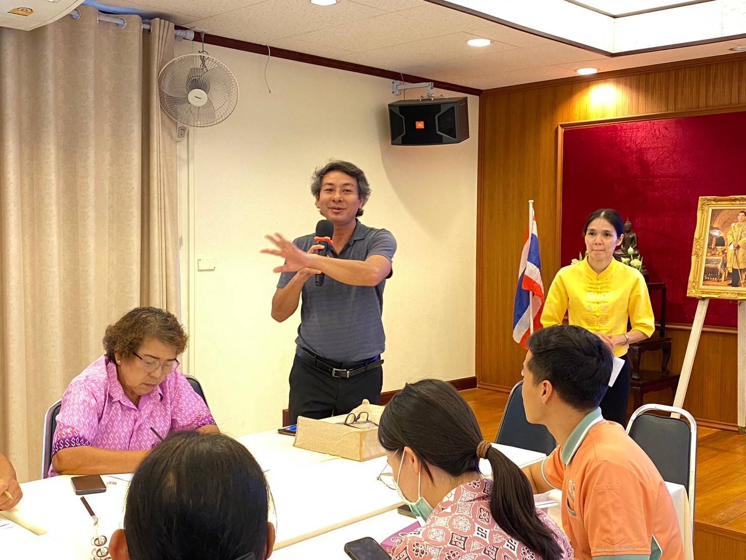 🎗🎗จังหวัดชลบุรี จัดประชุมเชิงปฏิบัติการให้ความรู้แก่ผู้ผลิต ผู้ประกอบการ OTOP ในการส่งเสริมและพัฒนาผลิตภัณฑ์