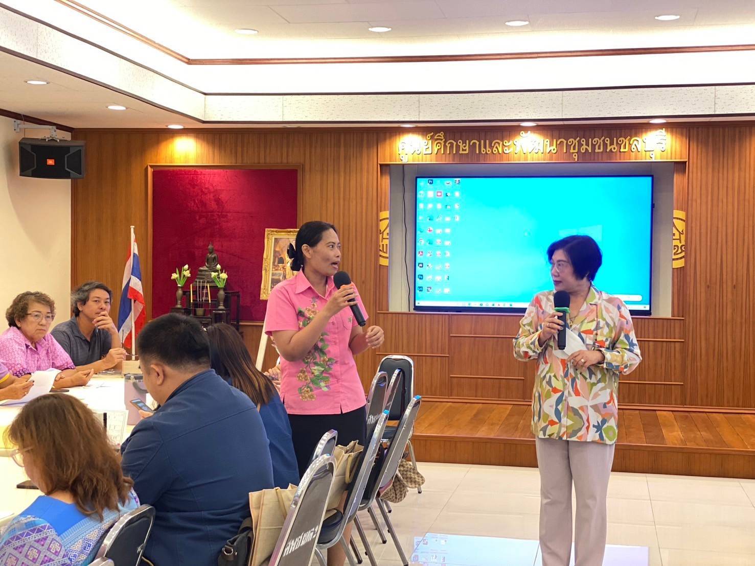 🎗🎗จังหวัดชลบุรี จัดประชุมเชิงปฏิบัติการให้ความรู้แก่ผู้ผลิต ผู้ประกอบการ OTOP ในการส่งเสริมและพัฒนาผลิตภัณฑ์