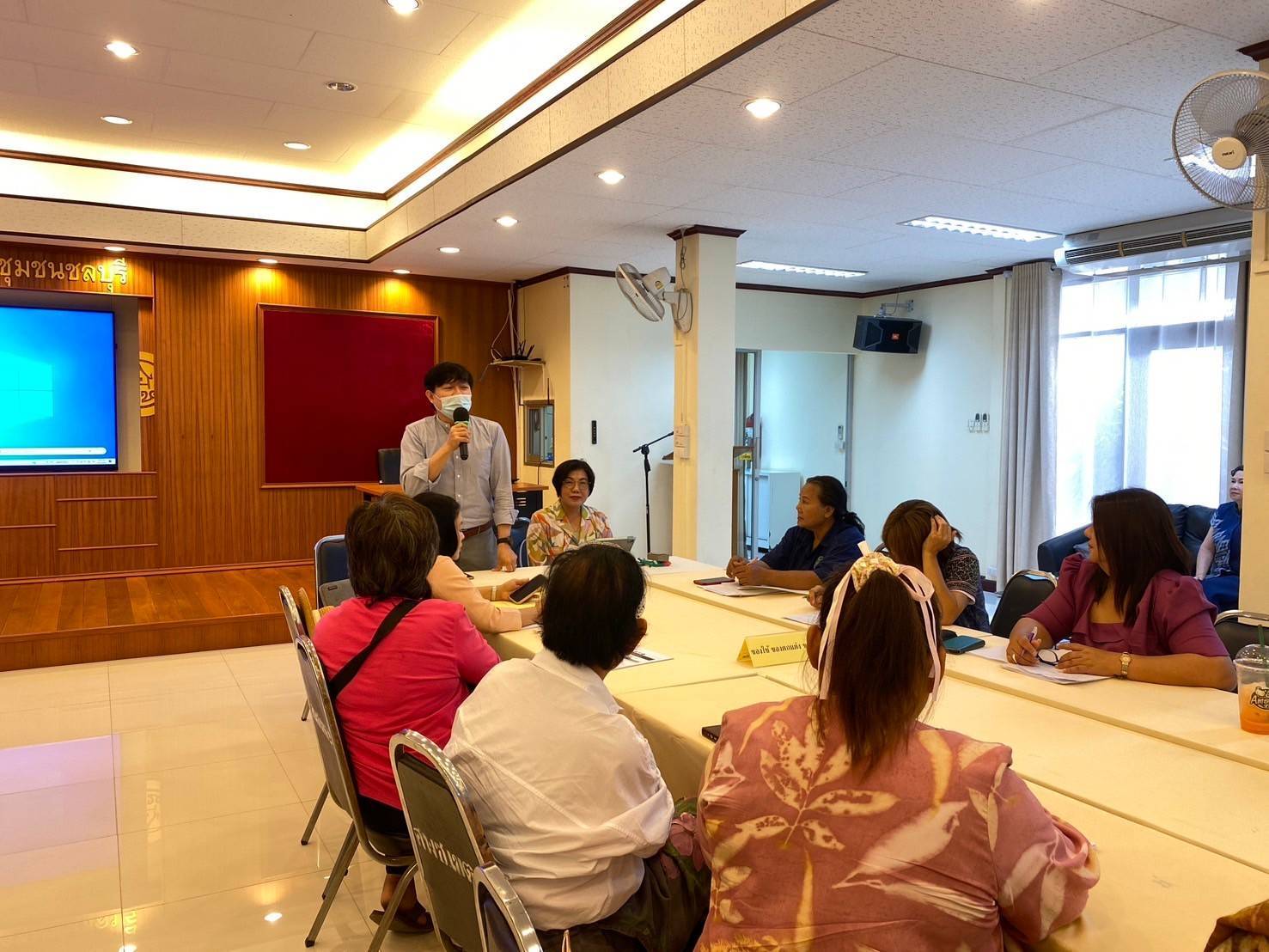 🎗🎗จังหวัดชลบุรี จัดประชุมเชิงปฏิบัติการให้ความรู้แก่ผู้ผลิต ผู้ประกอบการ OTOP ในการส่งเสริมและพัฒนาผลิตภัณฑ์