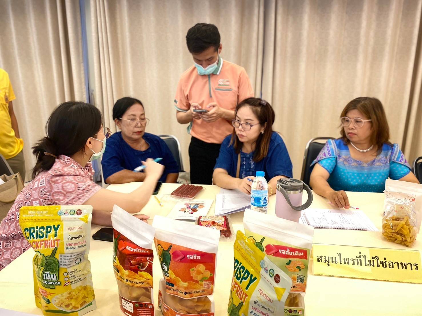 🎗🎗จังหวัดชลบุรี จัดประชุมเชิงปฏิบัติการให้ความรู้แก่ผู้ผลิต ผู้ประกอบการ OTOP ในการส่งเสริมและพัฒนาผลิตภัณฑ์