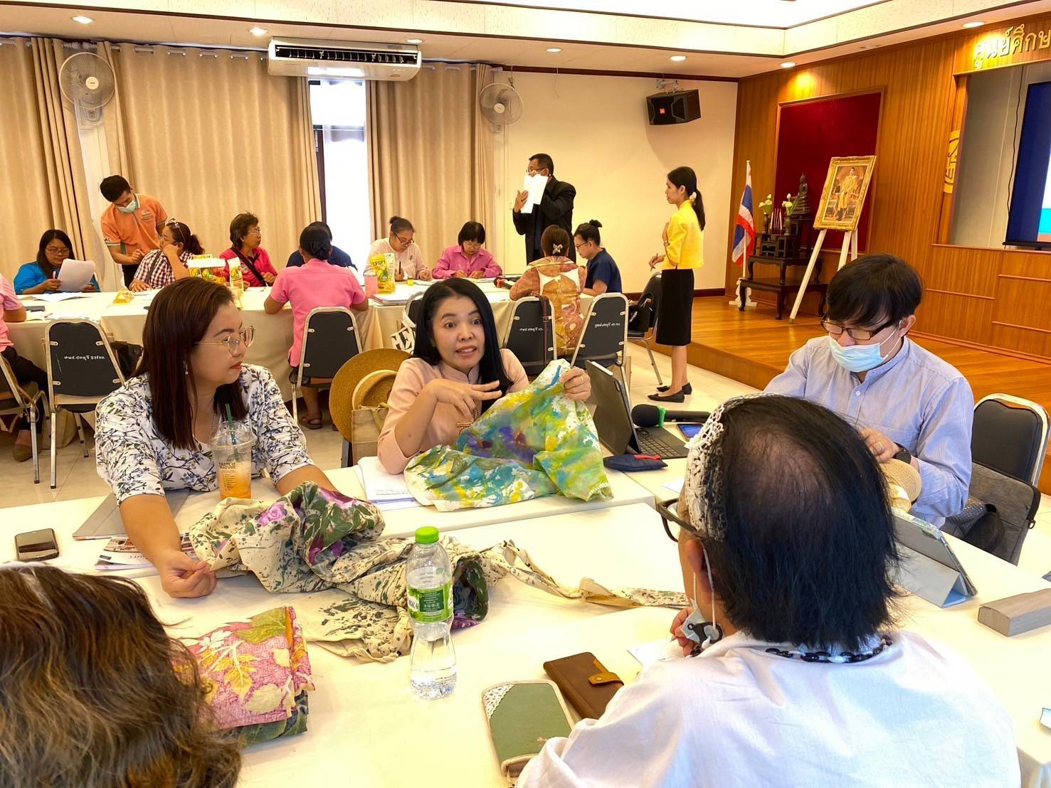 🎗🎗จังหวัดชลบุรี จัดประชุมเชิงปฏิบัติการให้ความรู้แก่ผู้ผลิต ผู้ประกอบการ OTOP ในการส่งเสริมและพัฒนาผลิตภัณฑ์