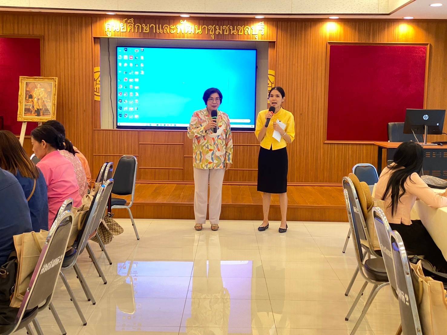 🎗🎗จังหวัดชลบุรี จัดประชุมเชิงปฏิบัติการให้ความรู้แก่ผู้ผลิต ผู้ประกอบการ OTOP ในการส่งเสริมและพัฒนาผลิตภัณฑ์