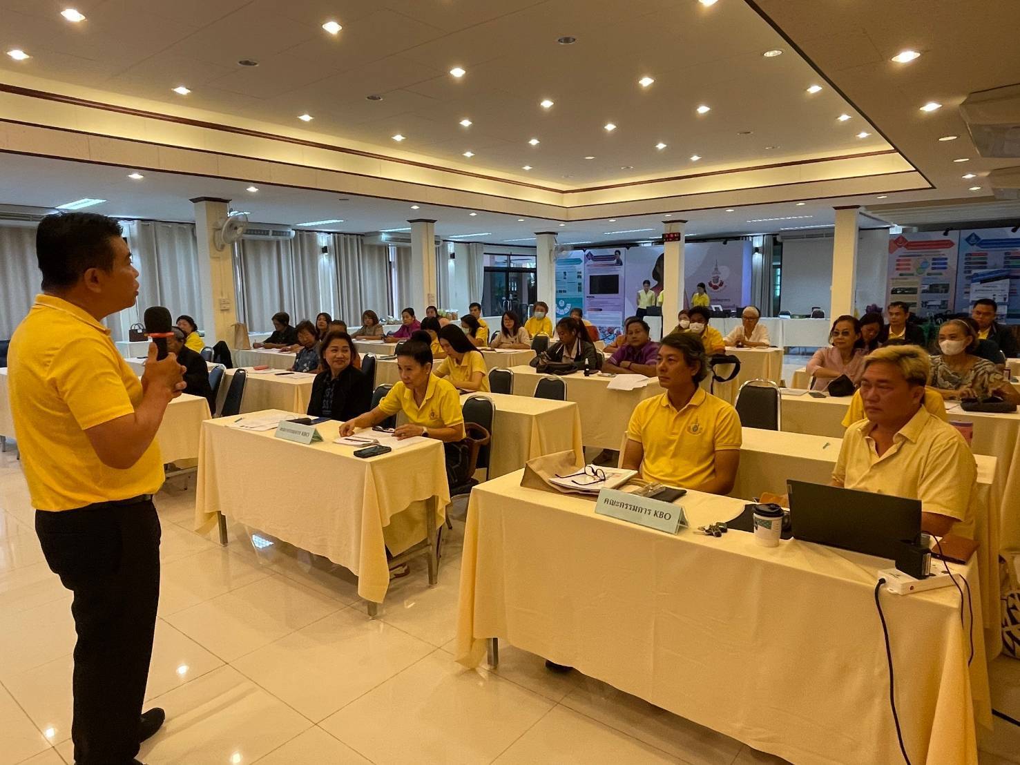 🎗🎗จังหวัดชลบุรี จัดประชุมเชิงปฏิบัติการให้ความรู้แก่ผู้ผลิต ผู้ประกอบการ OTOP ในการส่งเสริมและพัฒนาผลิตภัณฑ์