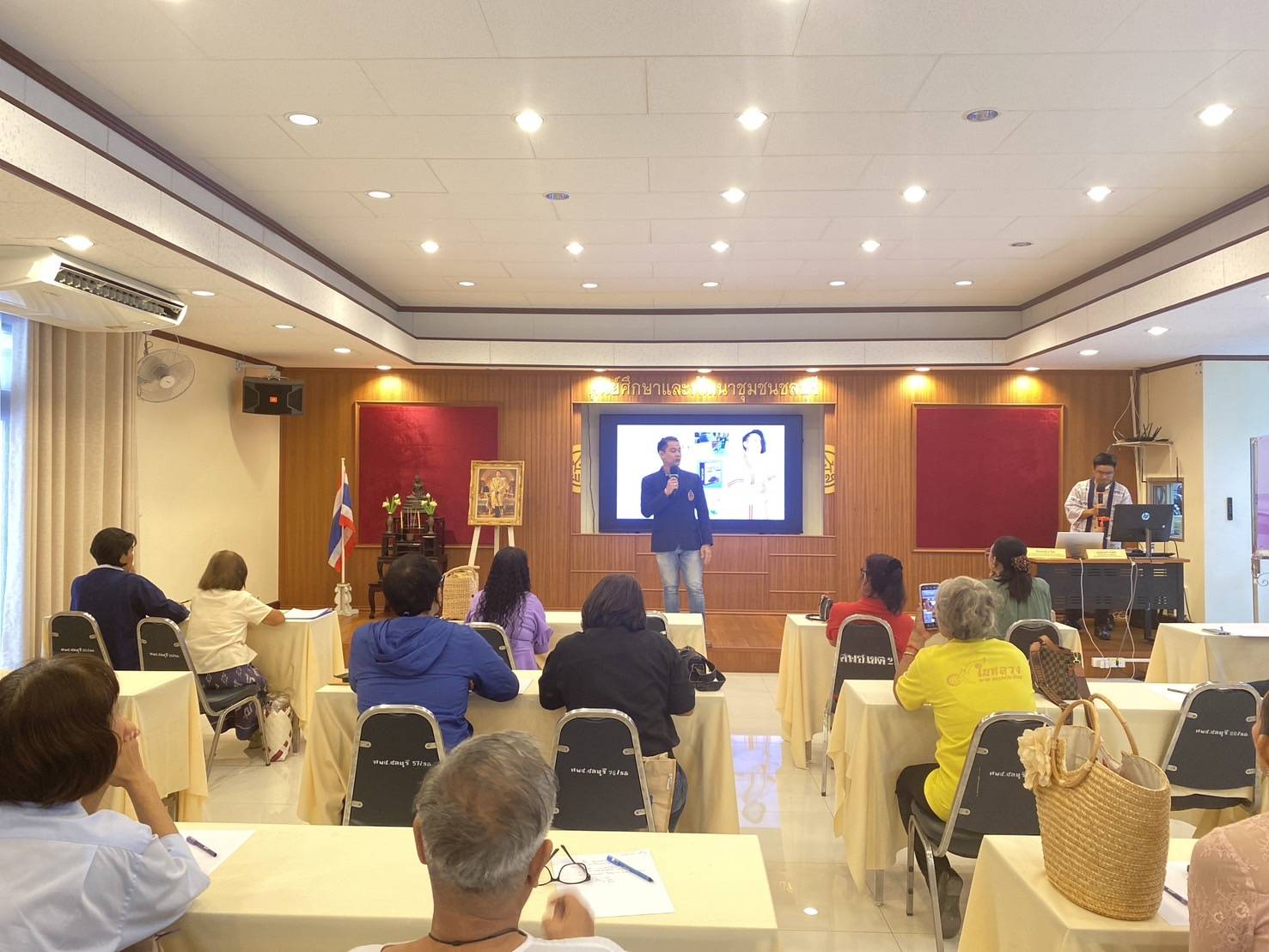 🖍🖍พช.ชลบุรี จัดโครงการพัฒนาผลิตภัณฑ์ OTOP กลุ่มปรับตัวสู่การพัฒนา (Quadrant D)