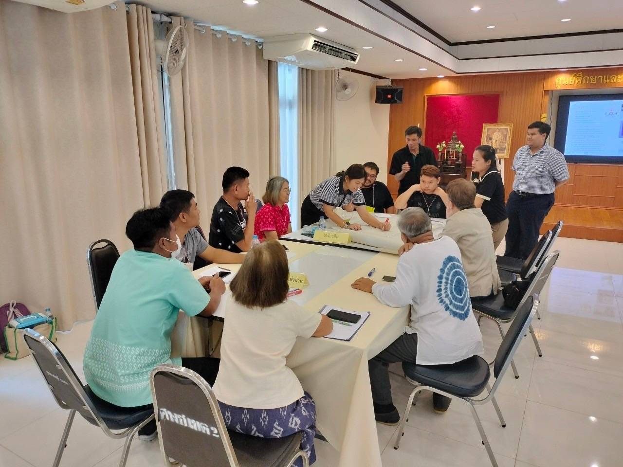 🖍🖍พช.ชลบุรี จัดโครงการพัฒนาผลิตภัณฑ์ OTOP กลุ่มปรับตัวสู่การพัฒนา (Quadrant D)