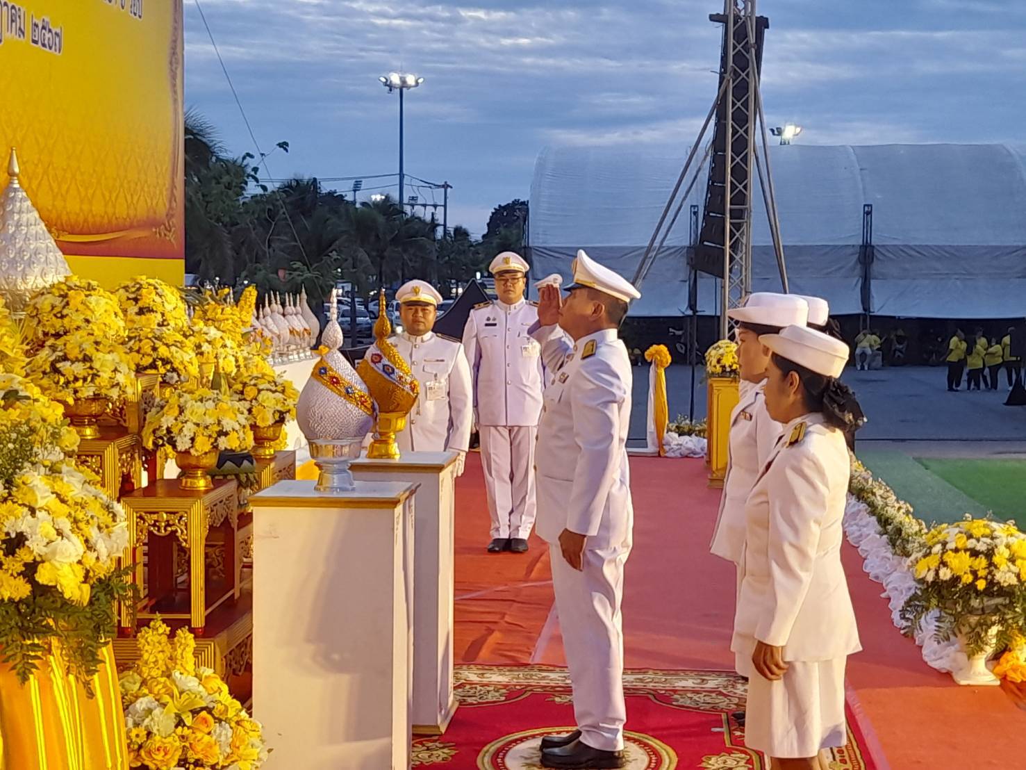 📢📢พช.ชลบุรี เข้าร่วมพิธีถวายเครื่องราชสักการะและวางพานพุ่ม และพิธีจุดเทียนถวายพระพรชัยมงคล ในงานเฉลิมพระเกียรติพระบาทสมเด็จพระเจ้าอยู่หัว เนื่องในโอกาสพระราชพิธีมหามงคลเฉลิมพระชนมพรรษา 6 รอบ 28 กรกฎาคม 2567 จังหวัดชลบุรี