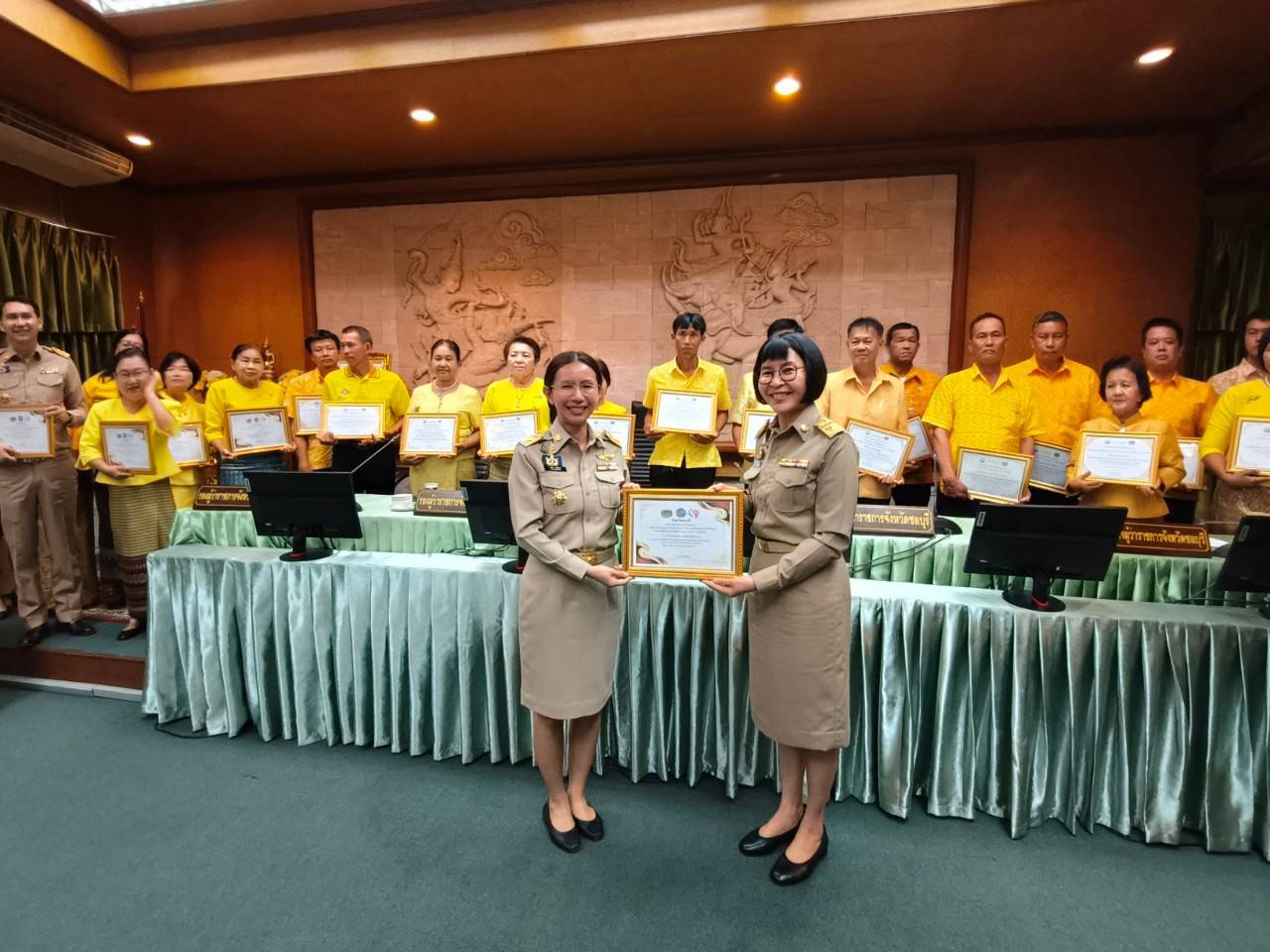 💠พัฒนาการจังหวัดชลบุรี ร่วมประชุมคณะกรมการจังหวัด หัวหน้าส่วนราชการประจำจังหวัดชลบุรี ครั้งที่ 7/2567 ประจำเดือนกรกฎาคม  2567 และพิธีมอบเกียรติบัตรแก่ผู้นำที่ผ่านการคัดสรรกิจกรรมพัฒนาชุมชนดีเด่น ระดับจังหวัด และคัดเลือกคนกองทุนพัฒนาบทบาทสตรีดีเด่น ระดับจังหวัด ตามโครงการเชิดชูเกียรติคนกองทุนพัฒนาบทบาทสตรี ประจำปี 2567