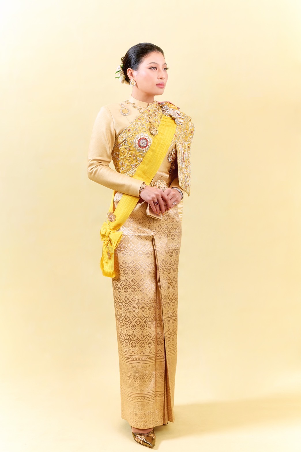 สมเด็จพระเจ้าลูกเธอ เจ้าฟ้าสิริวัณณวรี นารีรัตนราชกัญญา ทรงฉลองพระองค์ด้วยผ้าไหมลายดอกรักราชกัญญาสีเหลืองทองทอด้วยเทคนิคการยกขิด