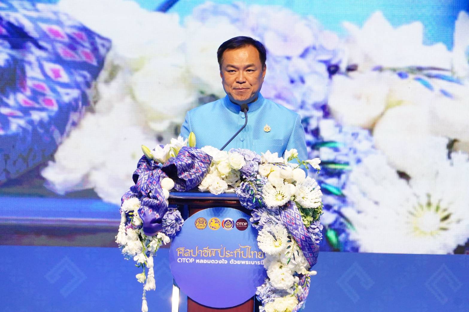 🎯🎯พช.ชลบุรี ร่วมพิธีเปิดศิลปาชีพประทีปไทย OTOP หลอมดวงใจ ด้วยพระบารมี  ตระการตา แฟชั่นโชว์ “มณีนพรัตน์เจิดจรัสแสง” เชิดชู “ผ้าไทย”