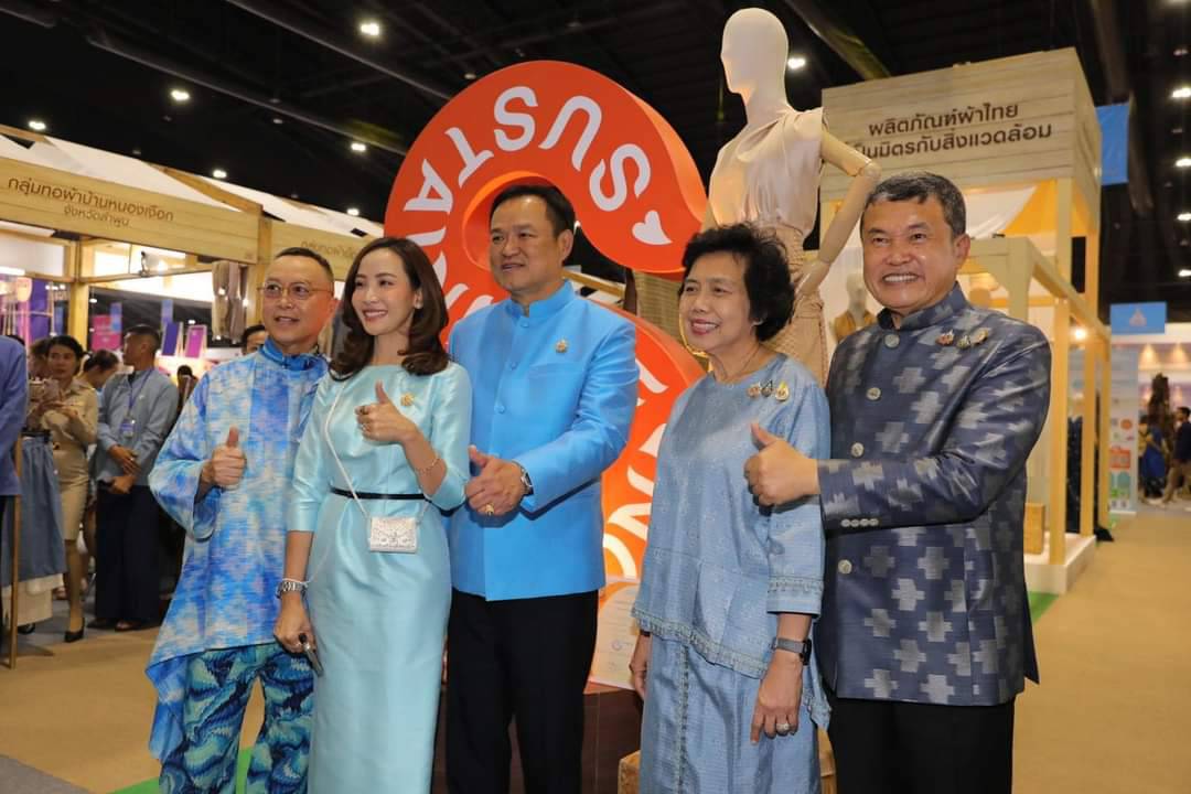 🎯🎯พช.ชลบุรี ร่วมพิธีเปิดศิลปาชีพประทีปไทย OTOP หลอมดวงใจ ด้วยพระบารมี  ตระการตา แฟชั่นโชว์ “มณีนพรัตน์เจิดจรัสแสง” เชิดชู “ผ้าไทย”