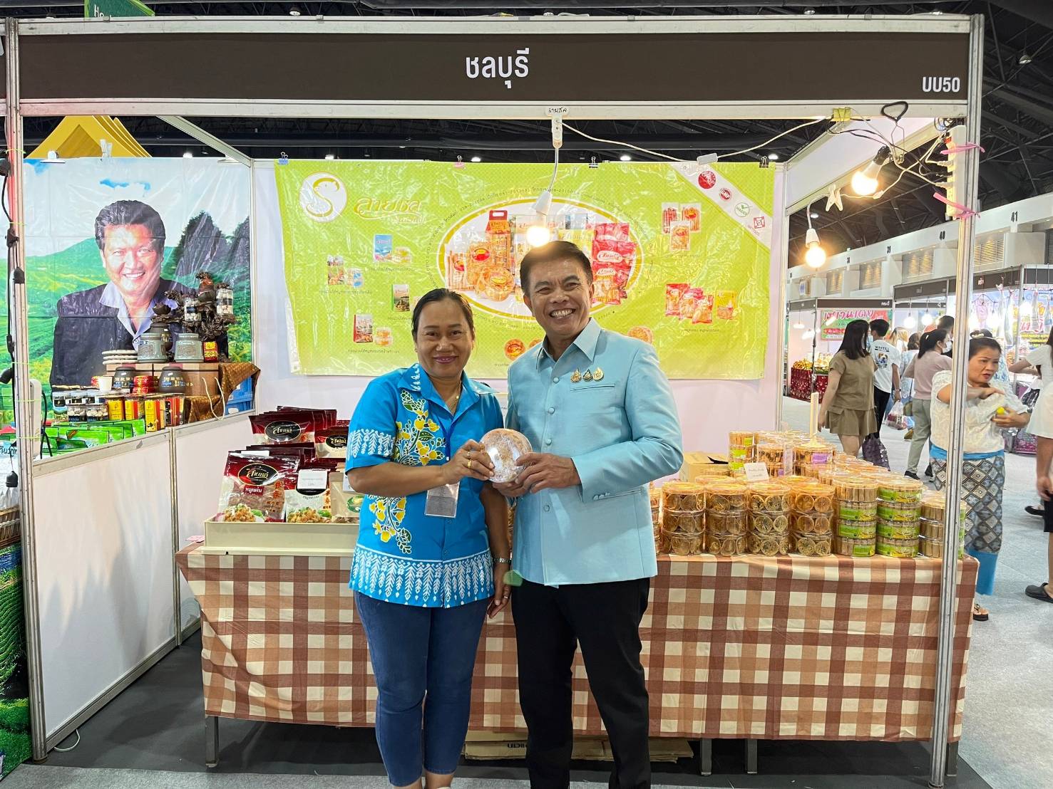 🎯🎯พช.ชลบุรี ร่วมพิธีเปิดศิลปาชีพประทีปไทย OTOP หลอมดวงใจ ด้วยพระบารมี  ตระการตา แฟชั่นโชว์ “มณีนพรัตน์เจิดจรัสแสง” เชิดชู “ผ้าไทย”