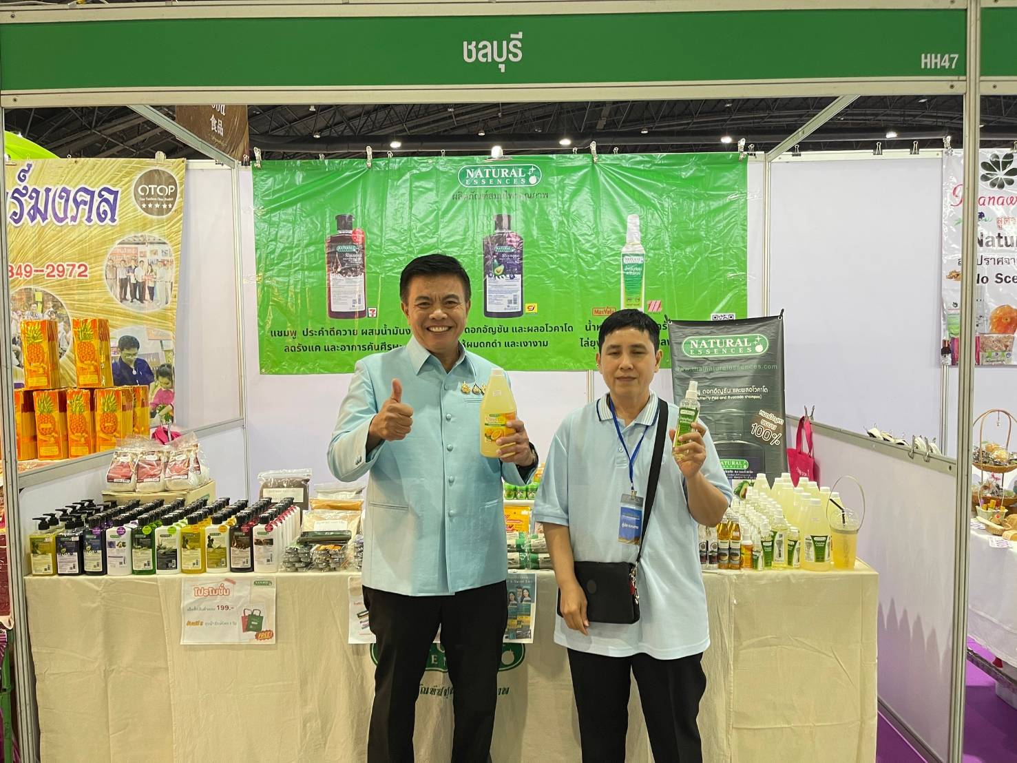 🎯🎯พช.ชลบุรี ร่วมพิธีเปิดศิลปาชีพประทีปไทย OTOP หลอมดวงใจ ด้วยพระบารมี  ตระการตา แฟชั่นโชว์ “มณีนพรัตน์เจิดจรัสแสง” เชิดชู “ผ้าไทย”