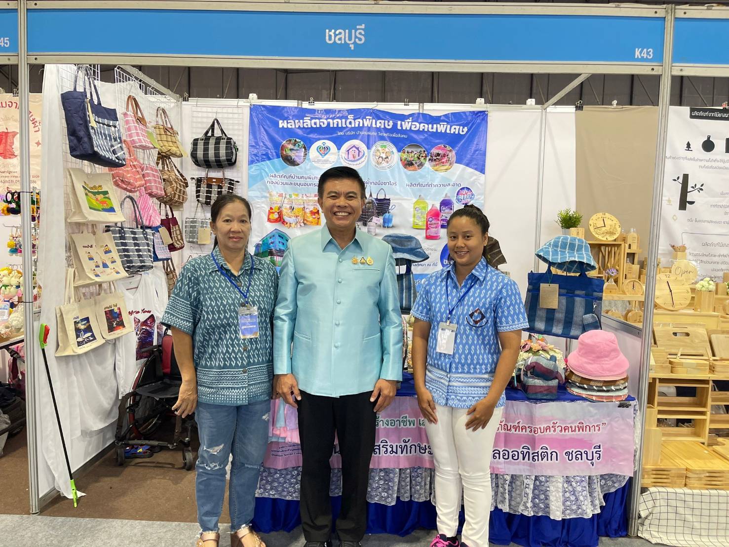 🎯🎯พช.ชลบุรี ร่วมพิธีเปิดศิลปาชีพประทีปไทย OTOP หลอมดวงใจ ด้วยพระบารมี  ตระการตา แฟชั่นโชว์ “มณีนพรัตน์เจิดจรัสแสง” เชิดชู “ผ้าไทย”