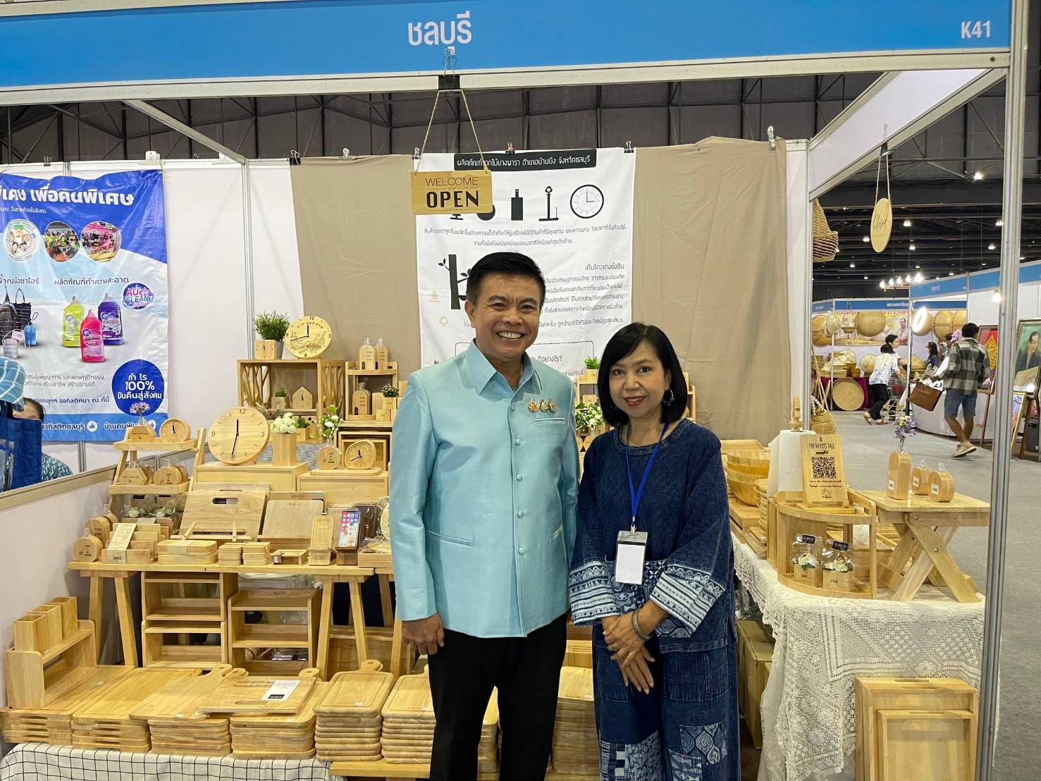 🎯🎯พช.ชลบุรี ร่วมพิธีเปิดศิลปาชีพประทีปไทย OTOP หลอมดวงใจ ด้วยพระบารมี  ตระการตา แฟชั่นโชว์ “มณีนพรัตน์เจิดจรัสแสง” เชิดชู “ผ้าไทย”