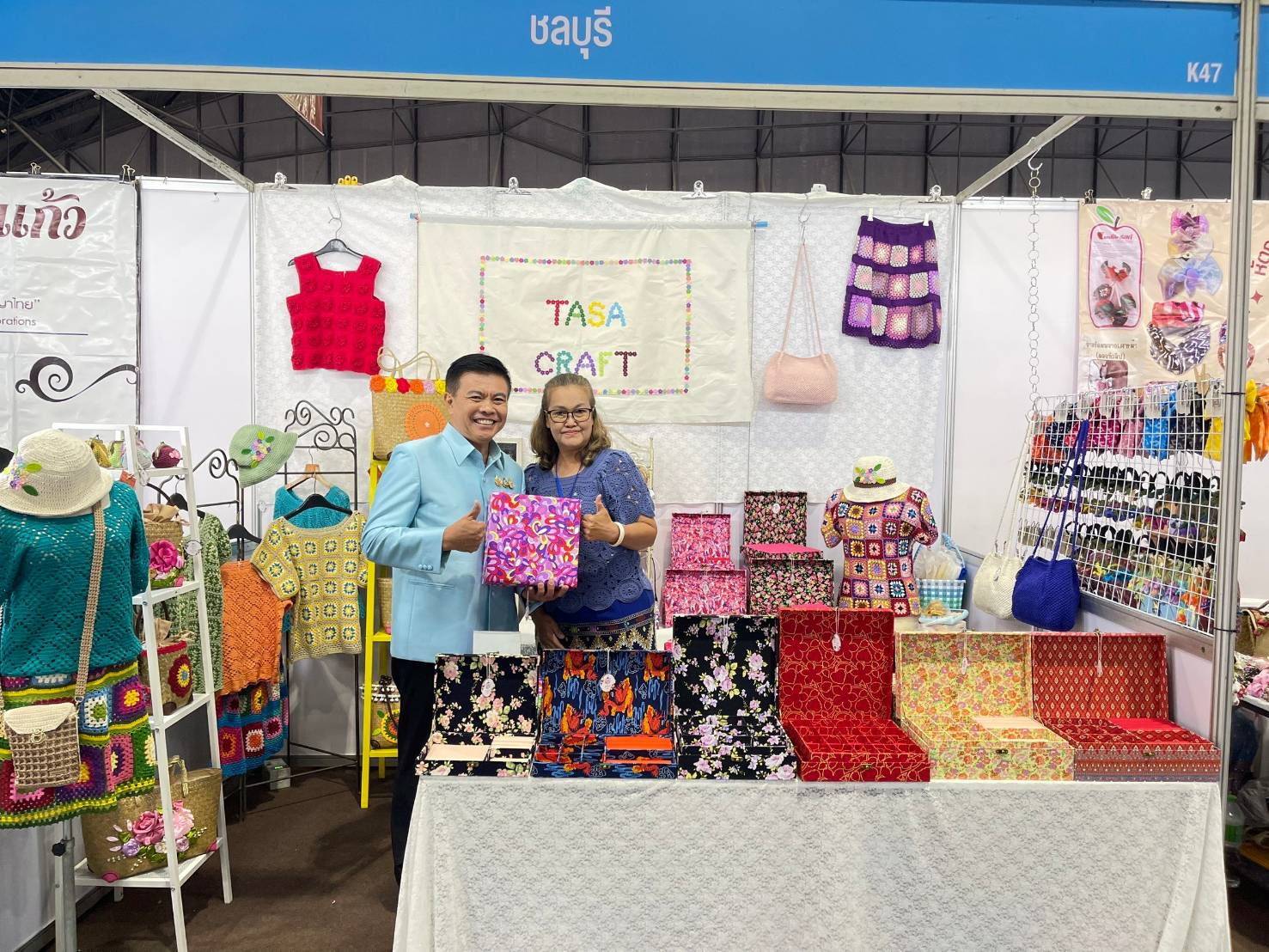 🎯🎯พช.ชลบุรี ร่วมพิธีเปิดศิลปาชีพประทีปไทย OTOP หลอมดวงใจ ด้วยพระบารมี  ตระการตา แฟชั่นโชว์ “มณีนพรัตน์เจิดจรัสแสง” เชิดชู “ผ้าไทย”