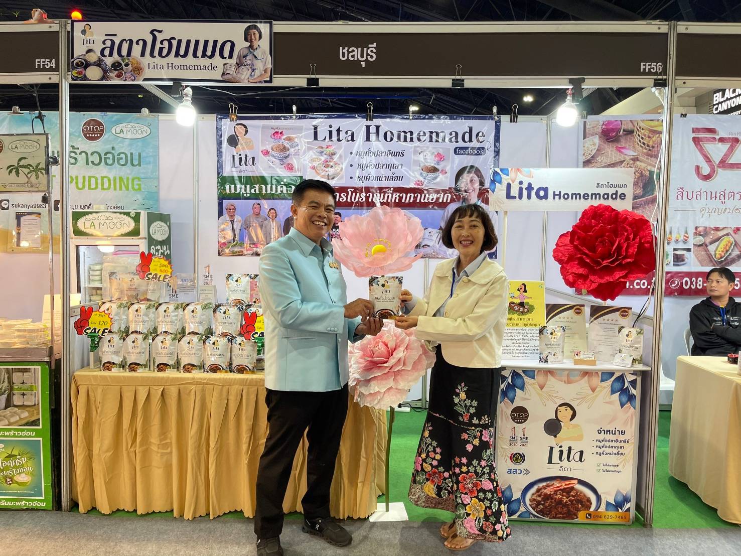 🎯🎯พช.ชลบุรี ร่วมพิธีเปิดศิลปาชีพประทีปไทย OTOP หลอมดวงใจ ด้วยพระบารมี  ตระการตา แฟชั่นโชว์ “มณีนพรัตน์เจิดจรัสแสง” เชิดชู “ผ้าไทย”